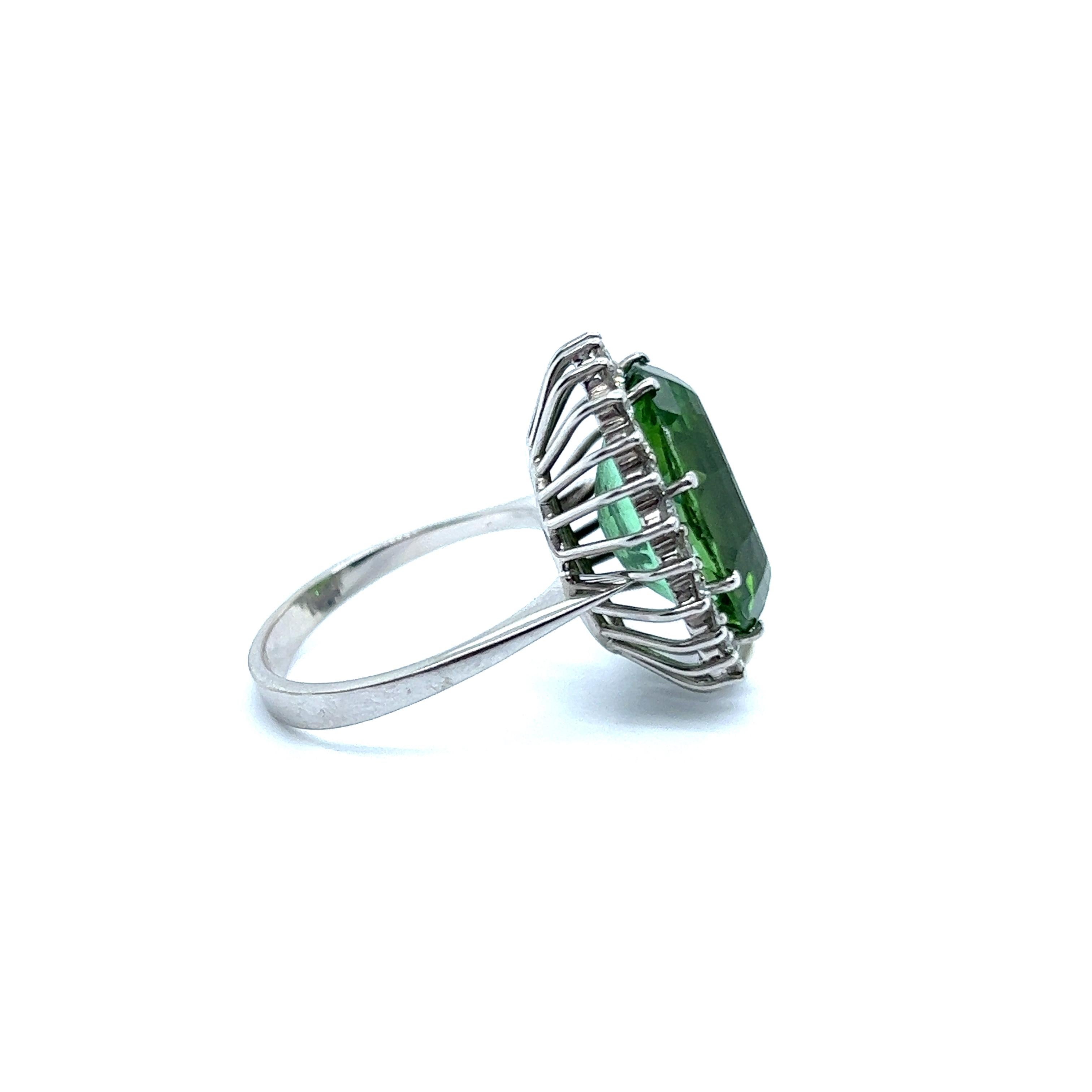 Ring with Green Tourmaline and Diamonds in 18 Karat White Gold  For Sale 5