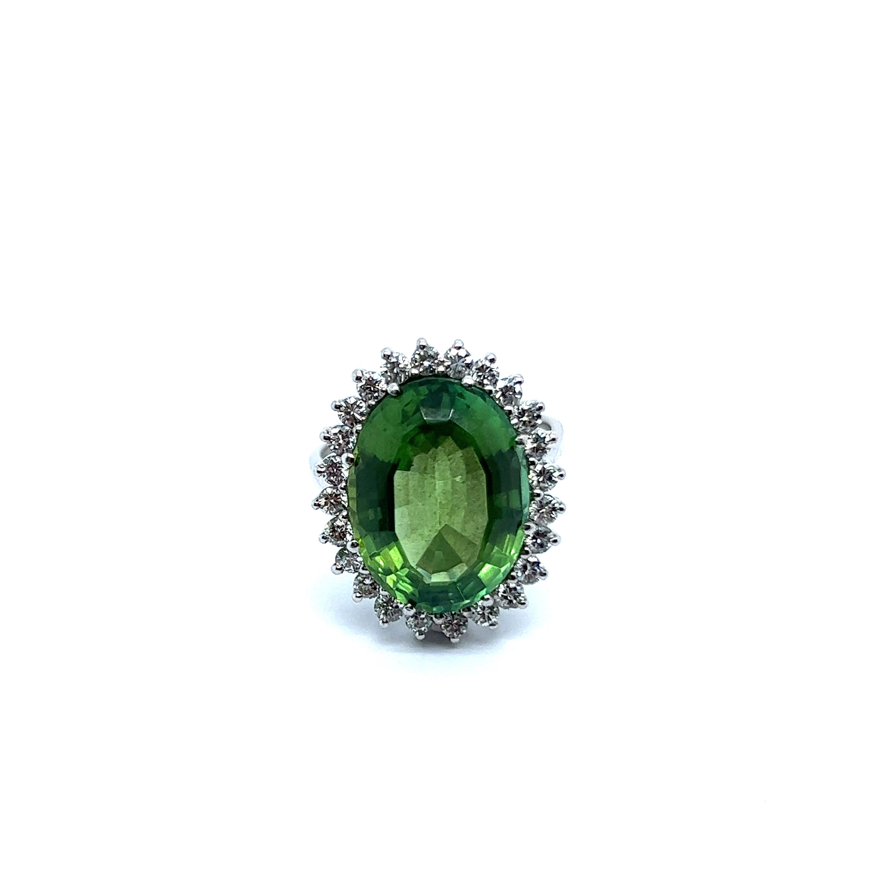 Ring with Green Tourmaline and Diamonds in 18 Karat White Gold  In Good Condition For Sale In Lucerne, CH