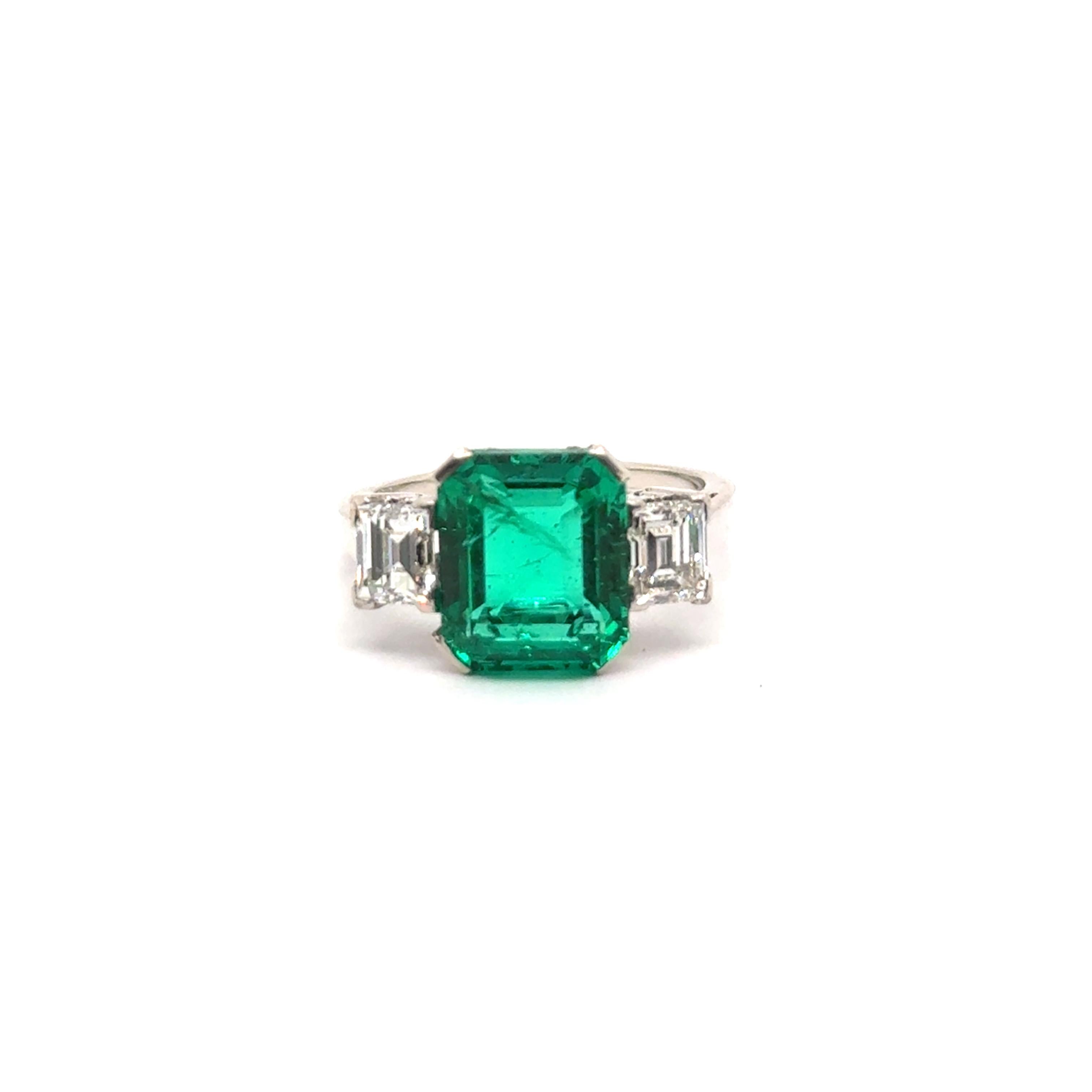 Ring with Gubelin certified 3.25 ct Colombian Emerald & Diamonds in White Gold For Sale 4