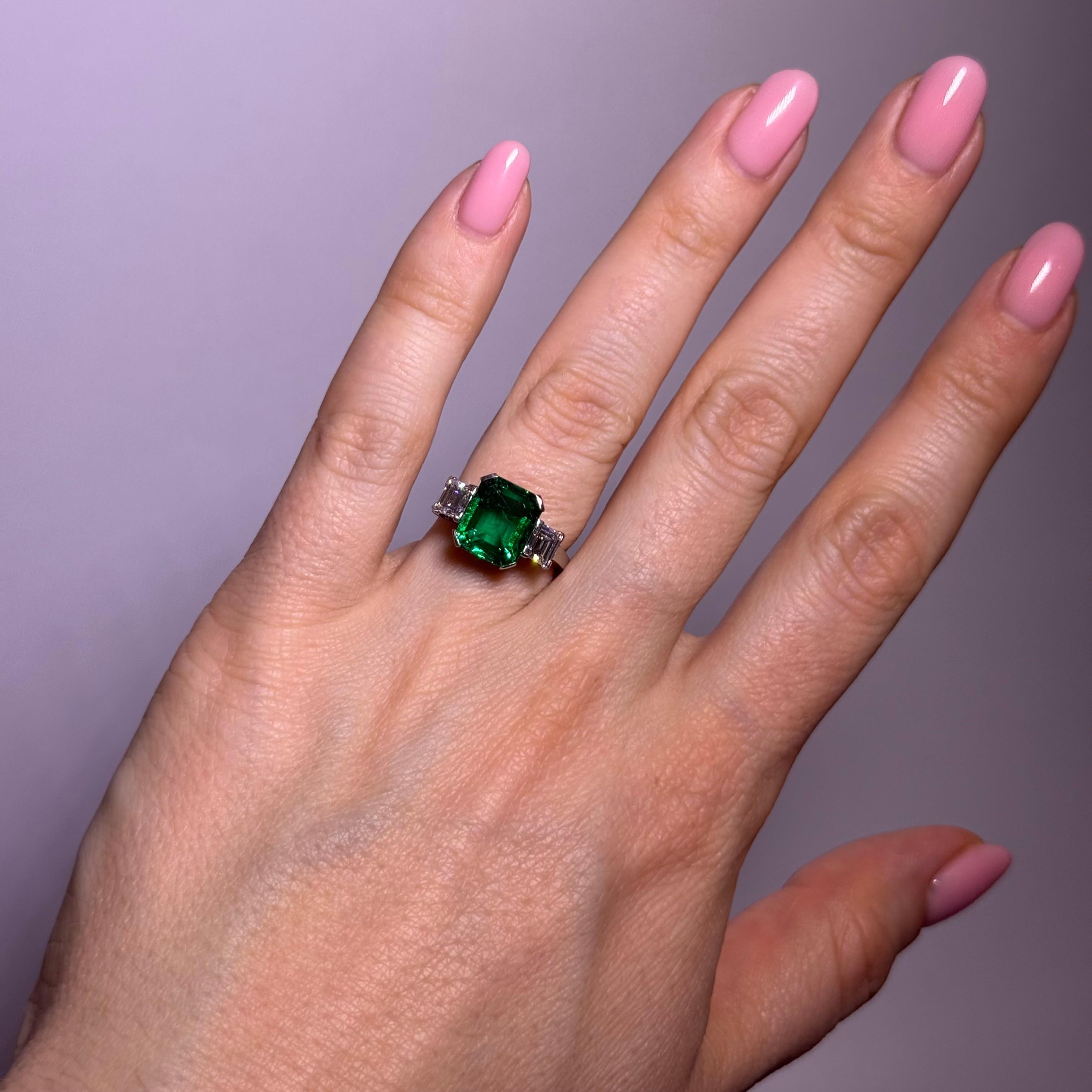 Ring with Gubelin certified 3.25 ct Colombian Emerald & Diamonds in White Gold For Sale 5