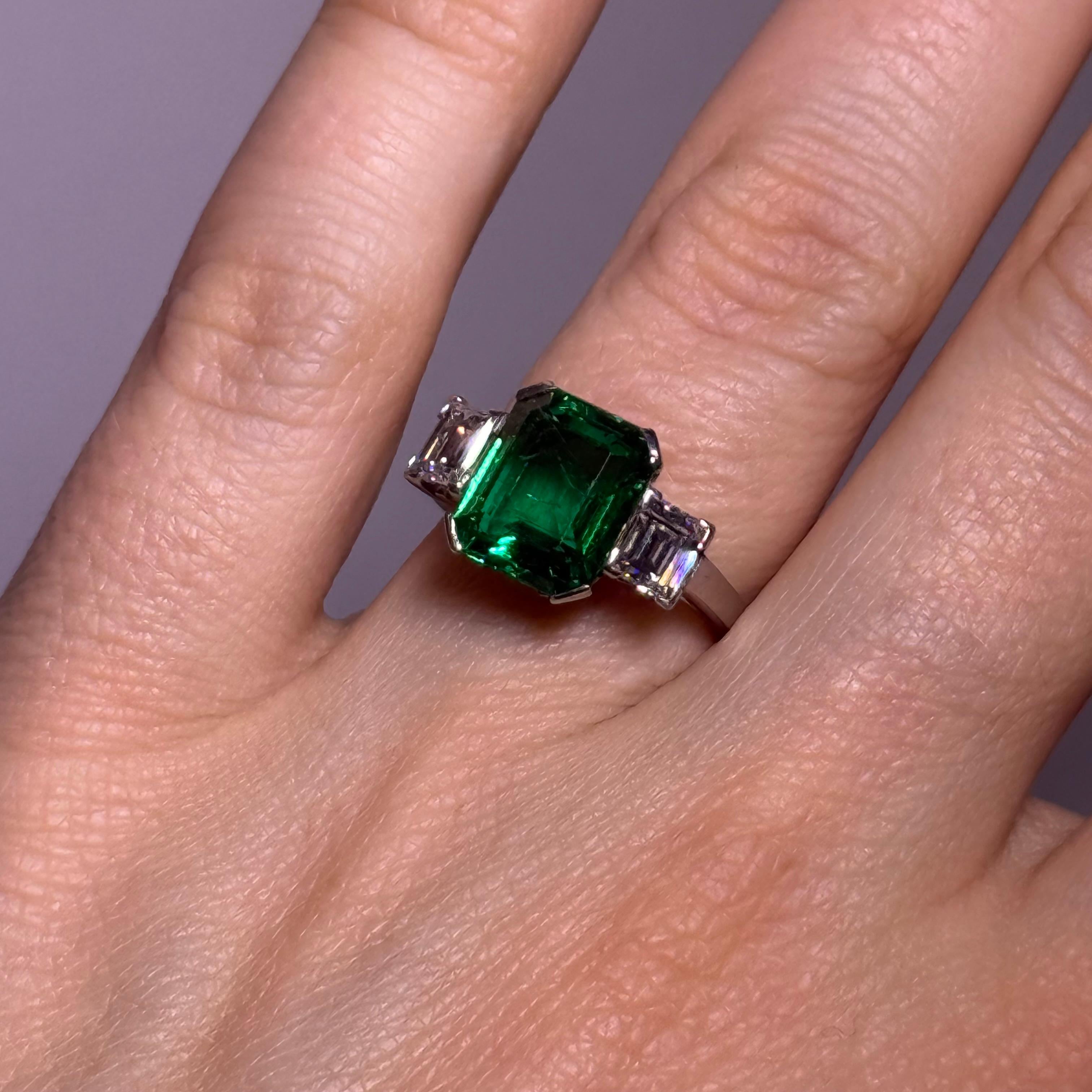 Ring with Gubelin certified 3.25 ct Colombian Emerald & Diamonds in White Gold For Sale 6