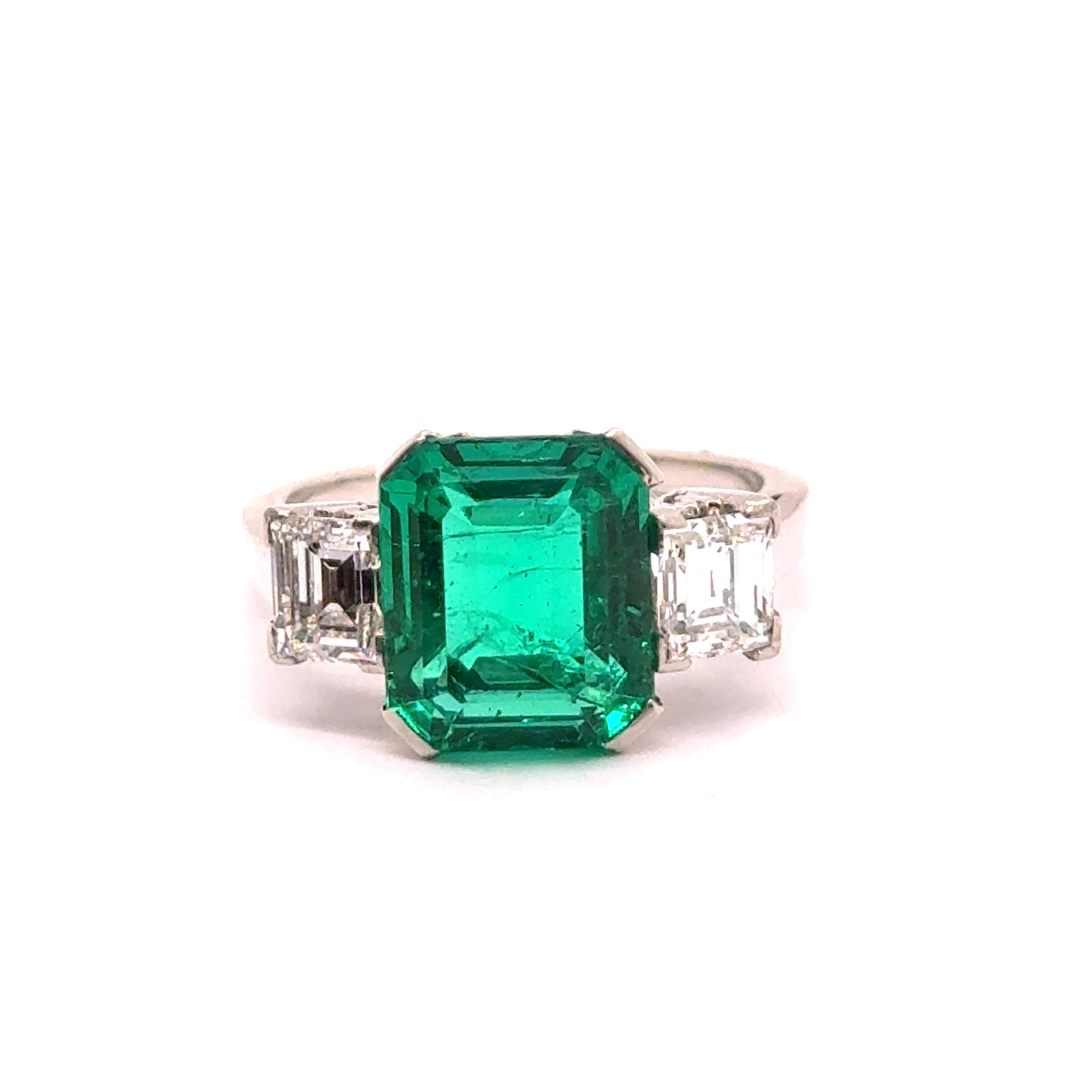 Indulge in timeless elegance with this breathtaking 18K white gold ring, featuring a mesmerizing 3.25-carat octagonal-cut Colombian emerald of exceptional quality. 

Gubelin-certified, this vibrant gemstone is flanked by two baguette-cut diamonds