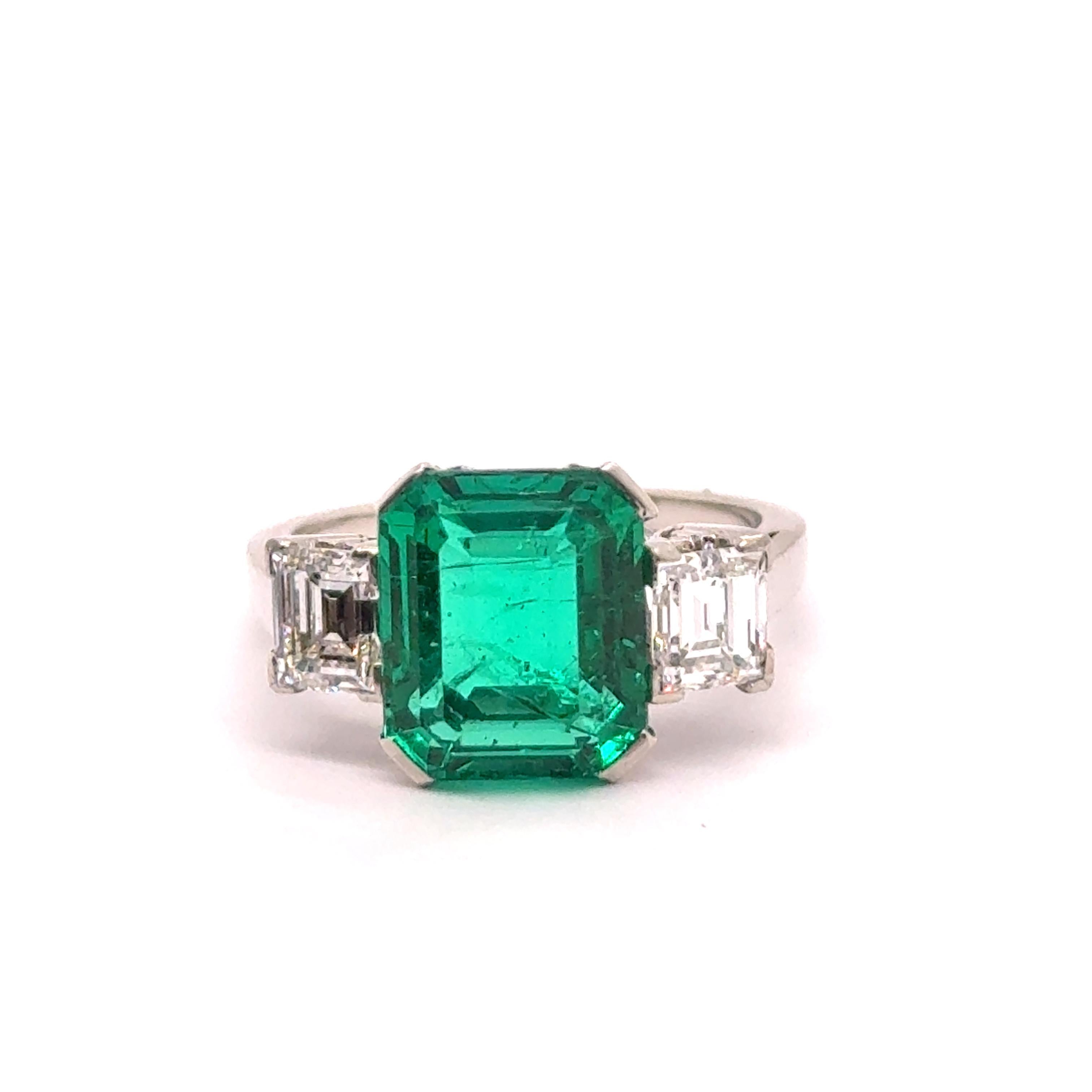 Modern Ring with Gubelin certified 3.25 ct Colombian Emerald & Diamonds in White Gold For Sale