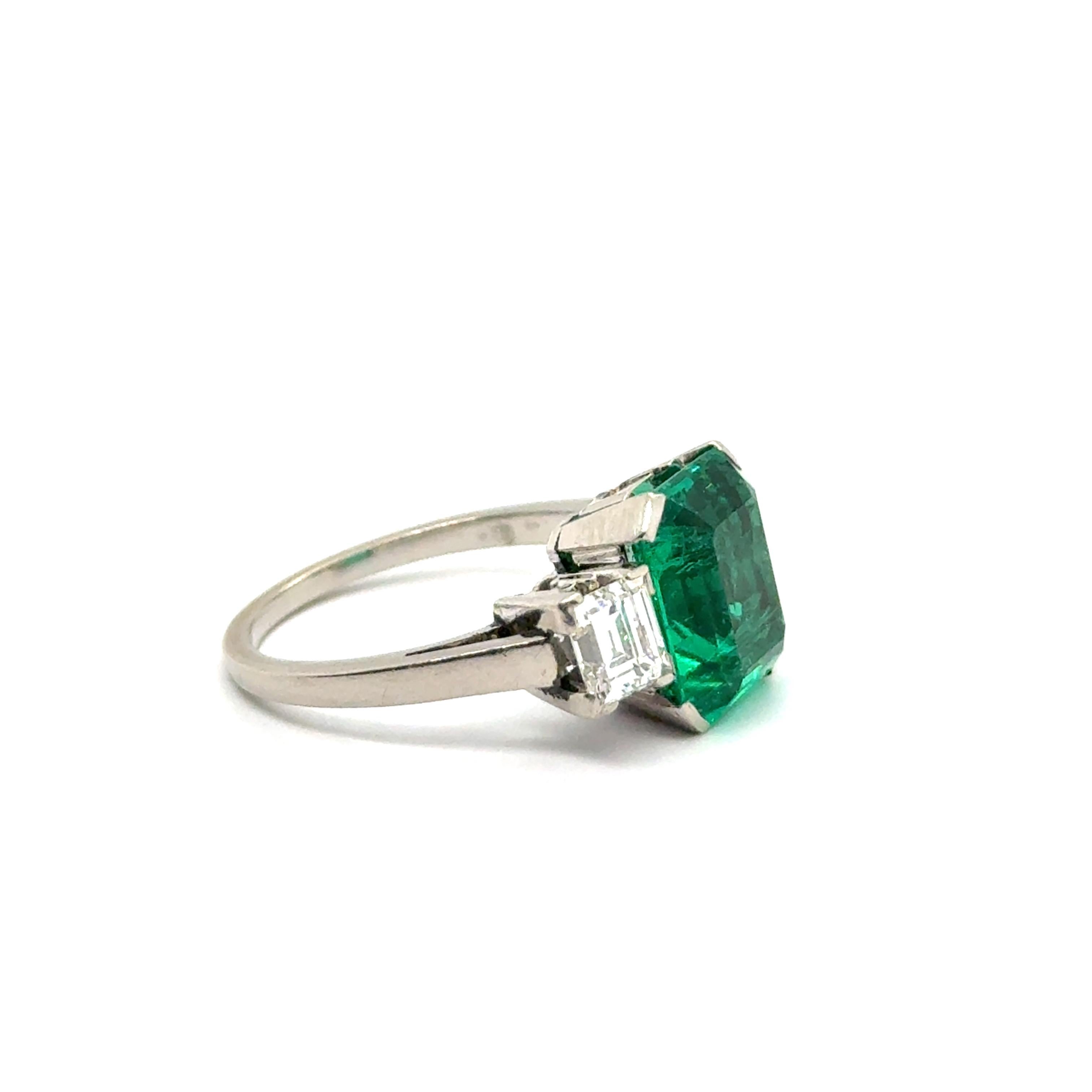 Ring with Gubelin certified 3.25 ct Colombian Emerald & Diamonds in White Gold In Good Condition For Sale In Lucerne, CH