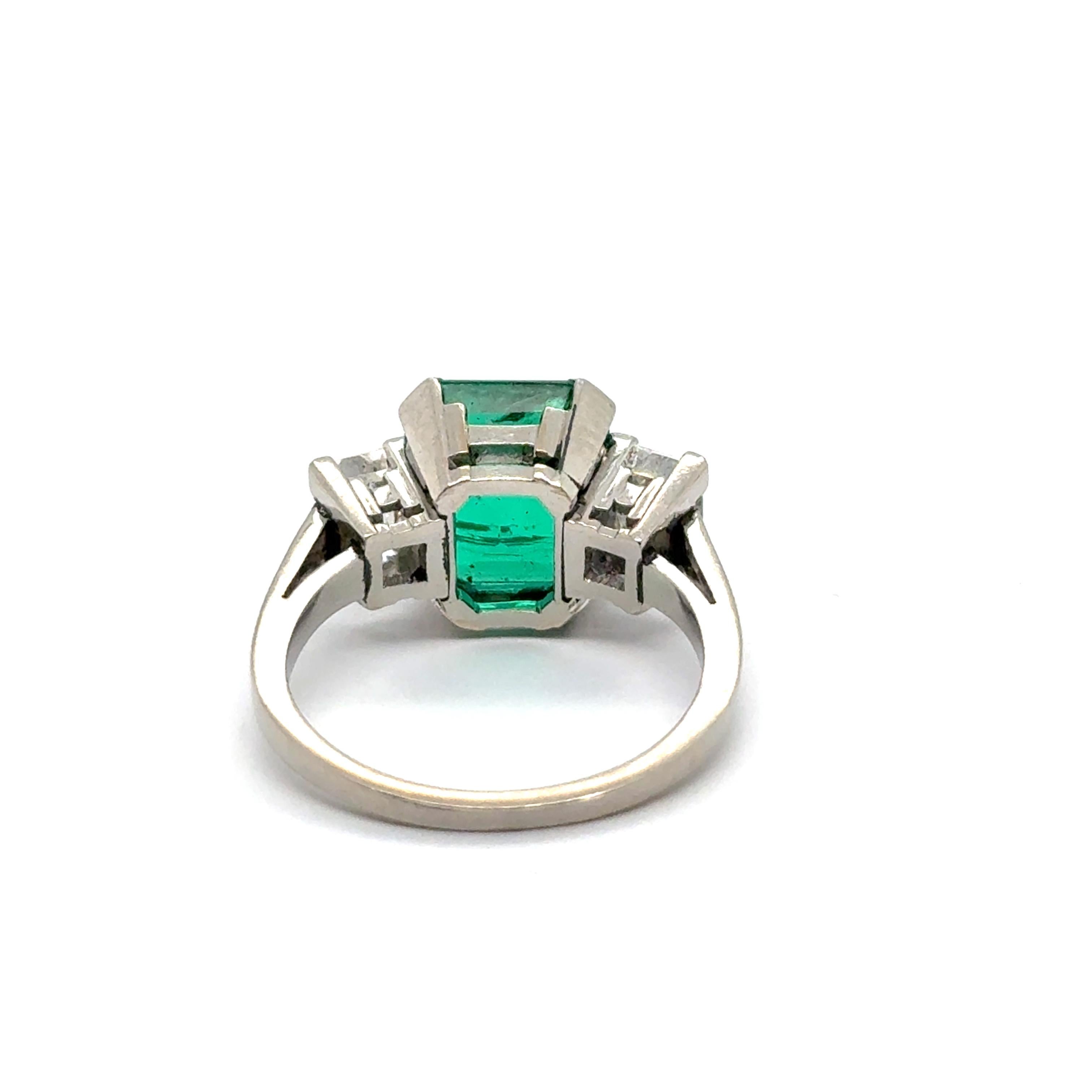 Ring with Gubelin certified 3.25 ct Colombian Emerald & Diamonds in White Gold For Sale 2