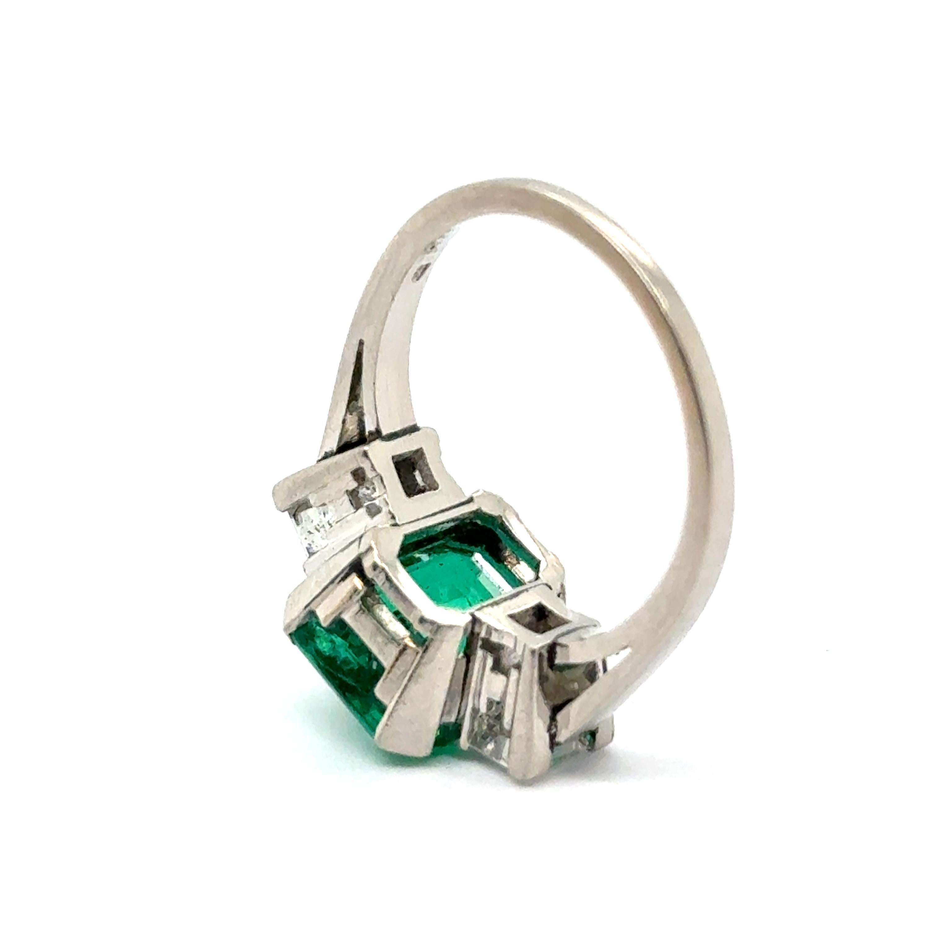 Ring with Gubelin certified 3.25 ct Colombian Emerald & Diamonds in White Gold For Sale 3