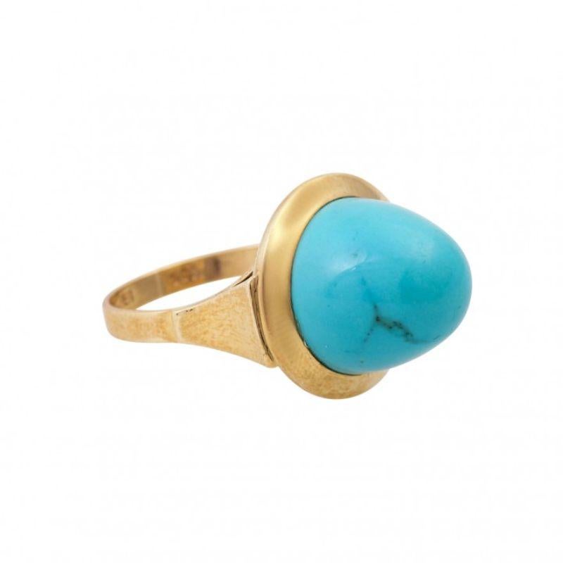 Ring mit einem hohen Türkiscabochon, ca. 10 x 13 mm, GG 14K, RW: 54.
