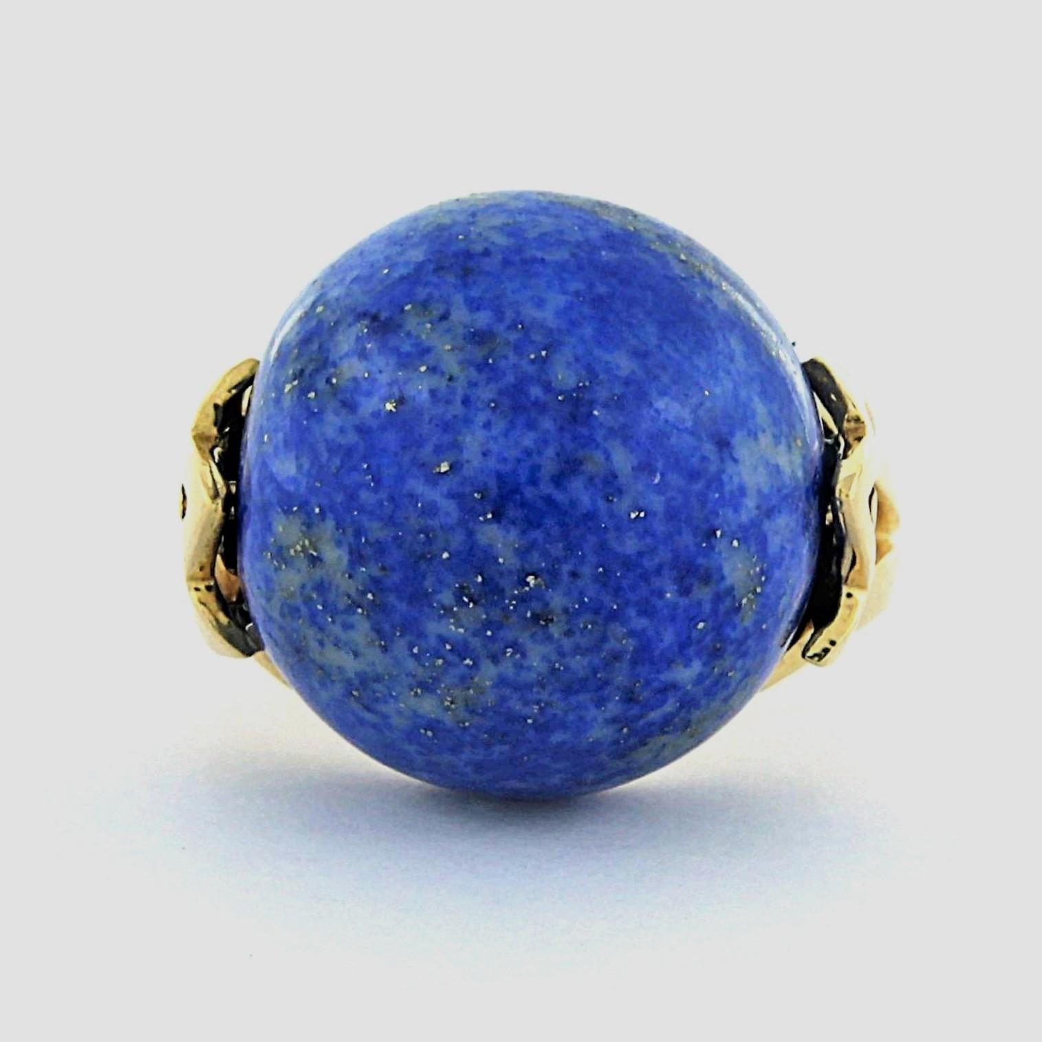 Ring aus 18k Gelbgold mit einem französischen Lilienmotiv, besetzt mit einem kugelförmigen Lapislazuli -14,3 Gramm - Ringgröße US 8.5 - EU 18.5 (58)

detaillierte Beschreibung:

Die Oberseite des Rings ist 1,8 cm breit und 1,3 cm hoch.

Ringgröße US