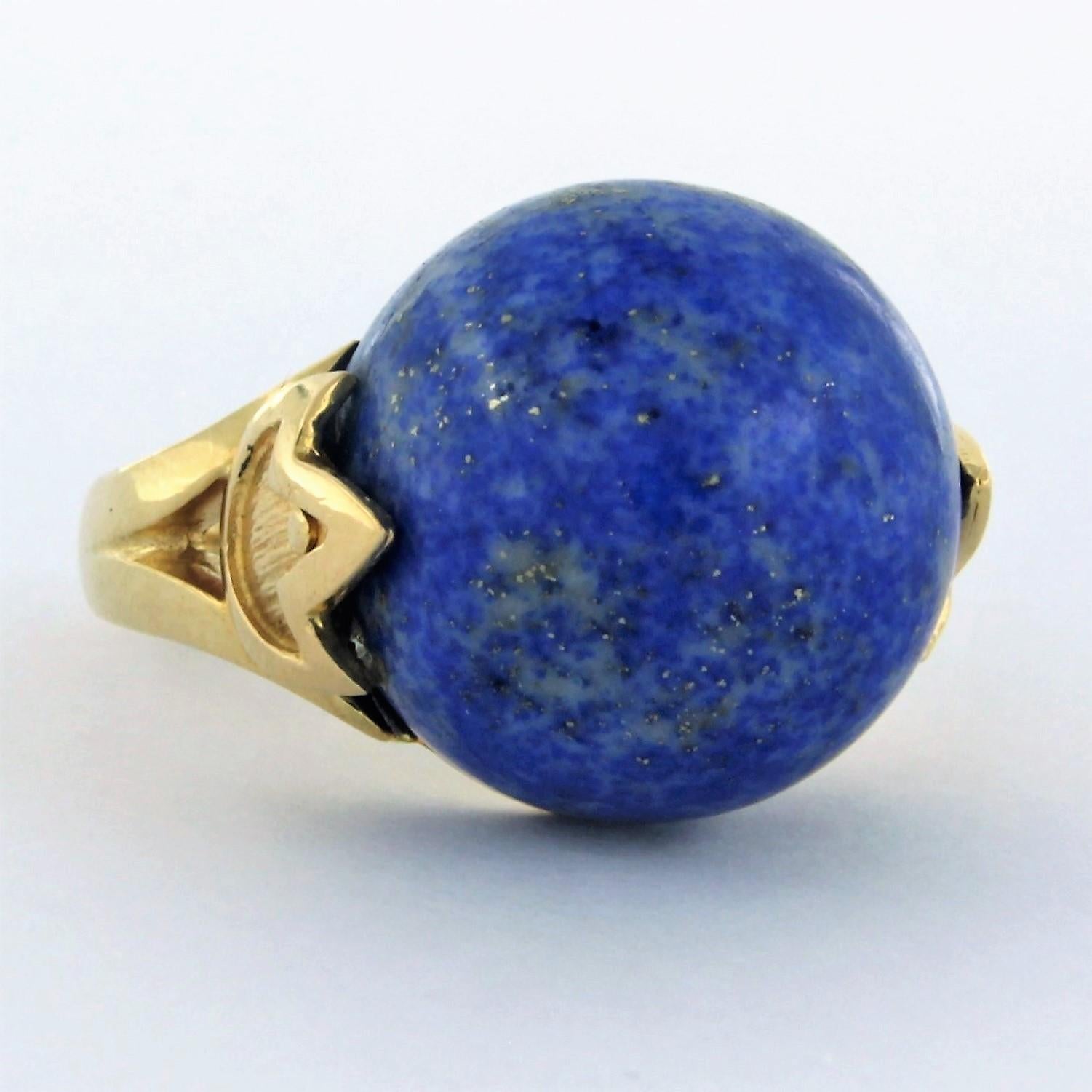 Taille cabochon Ring with lapis lazuli 14.3 grams 18k yellow gold ringsize U.S. 8.5 en vente