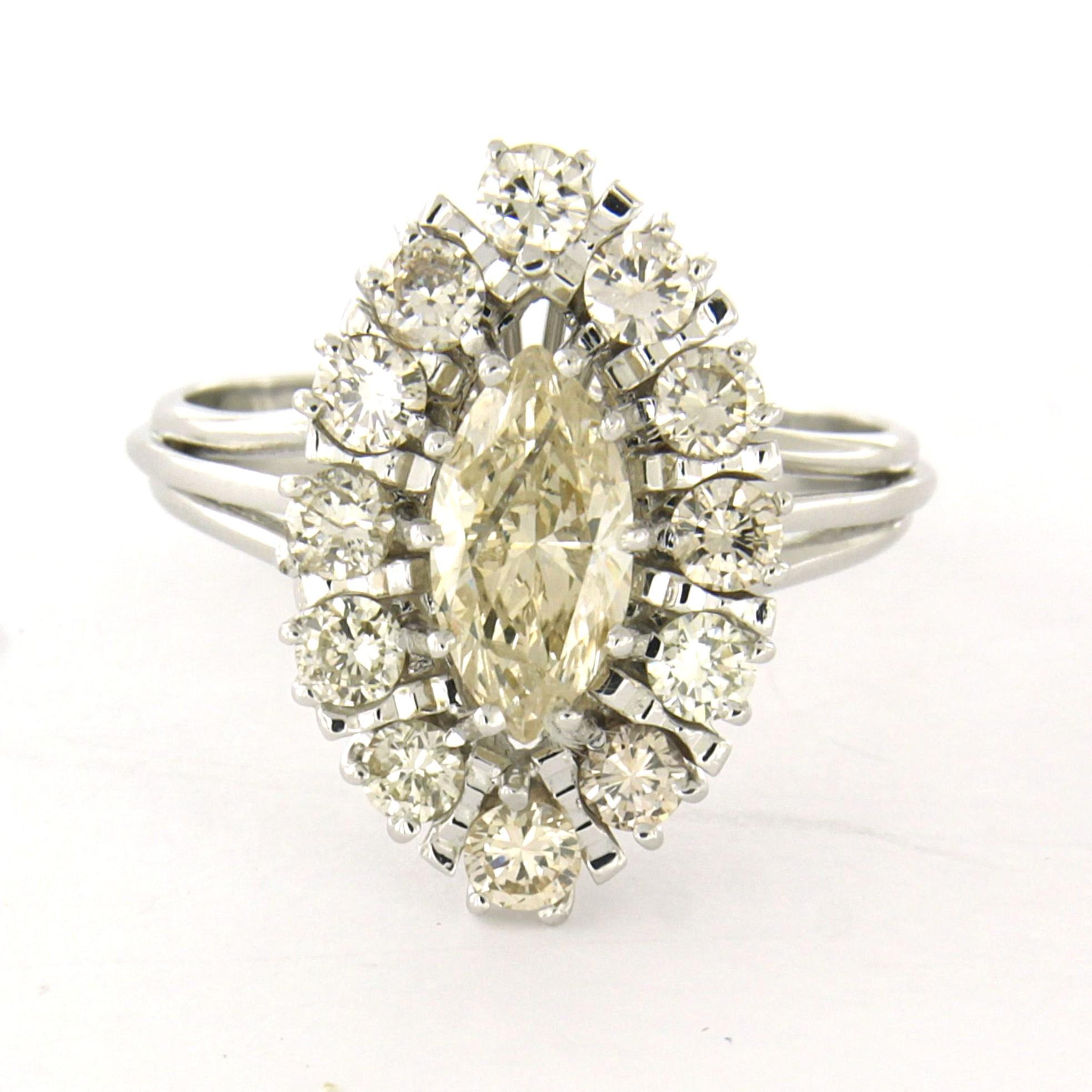 Ring aus 18 Karat Weißgold mit einem zentralen Diamanten im Marquiseschliff von bis zu 0,80 ct - K/L - Pique 1, umgeben von Diamanten im Brillantschliff von bis zu 1,00 ct - F/G - VS/SI - Ringgröße US 7,5 - EU 17,75 (56)

Ausführliche