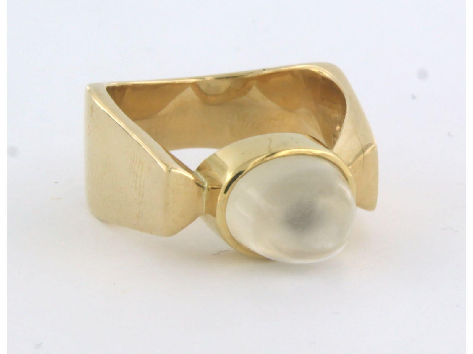 Cabochon Ring with moonstone 14k yellow gold For Sale
