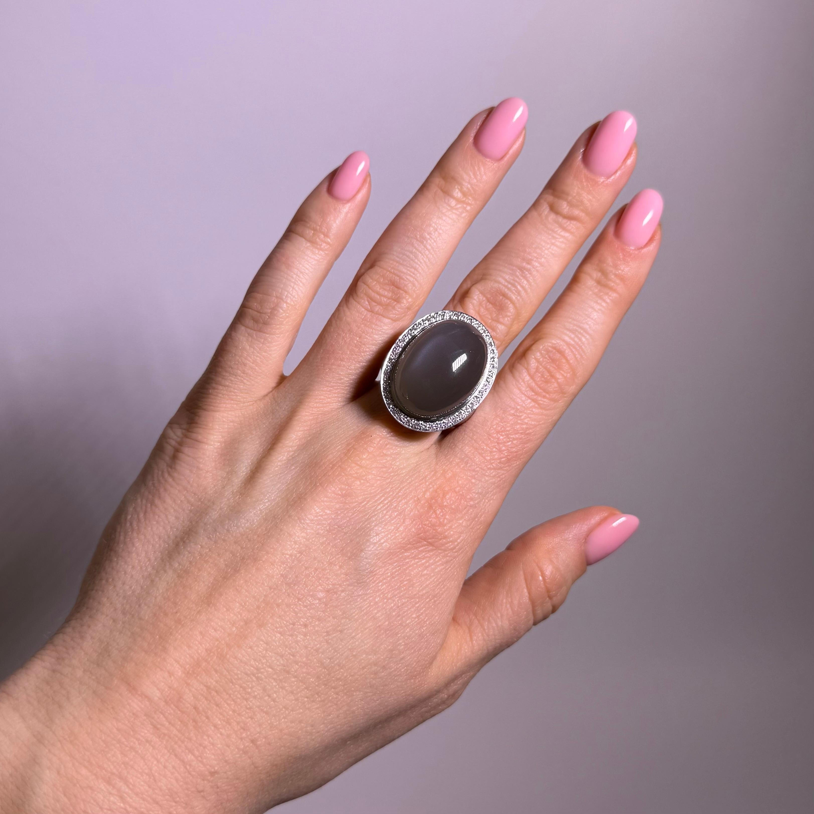 Ring with Moonstone & Diamonds in 18 Karat White Gold In Good Condition For Sale In Lucerne, CH