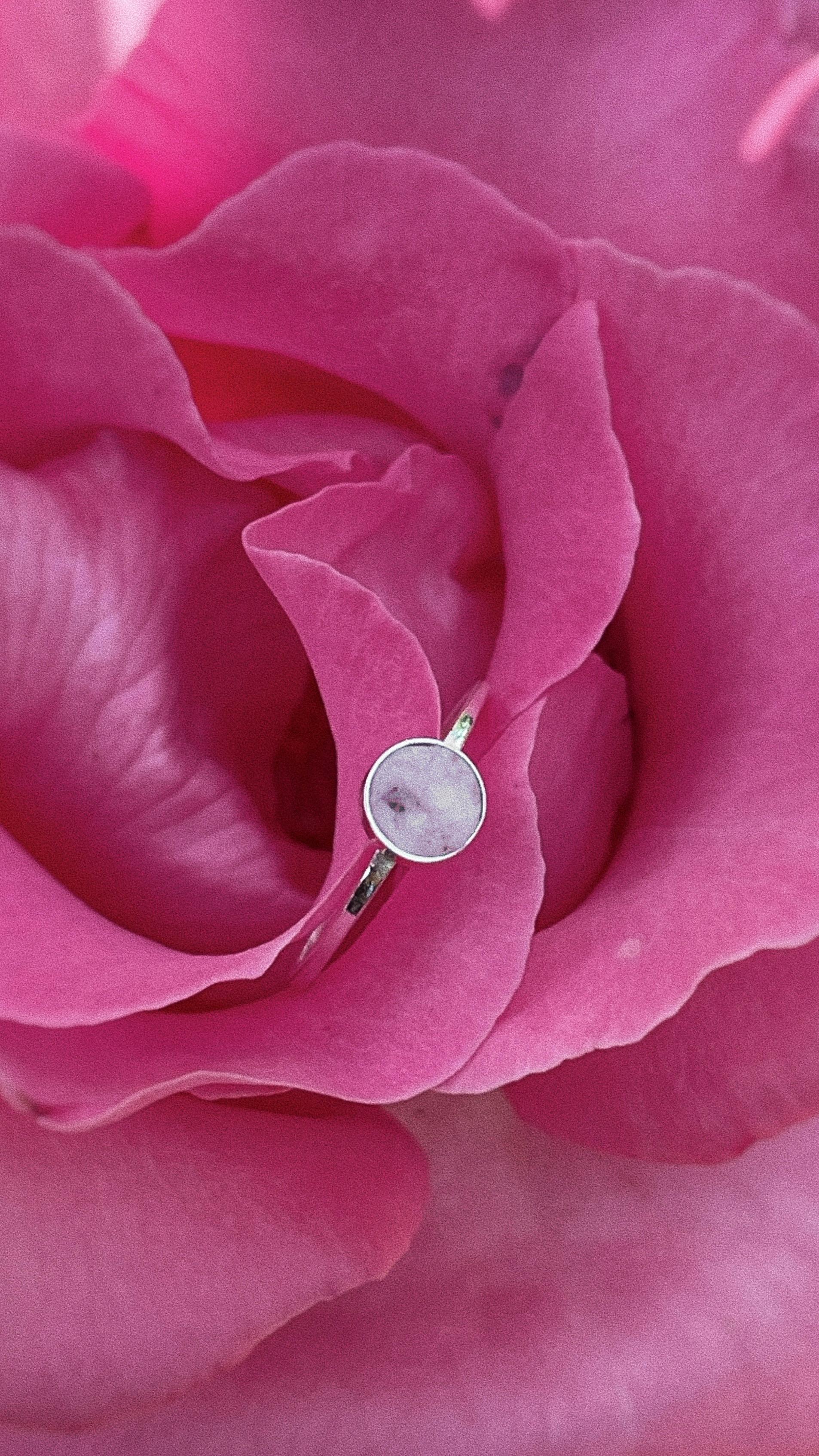 Contemporary Ring with natural stone of pink colour sterling silver size 6 For Sale