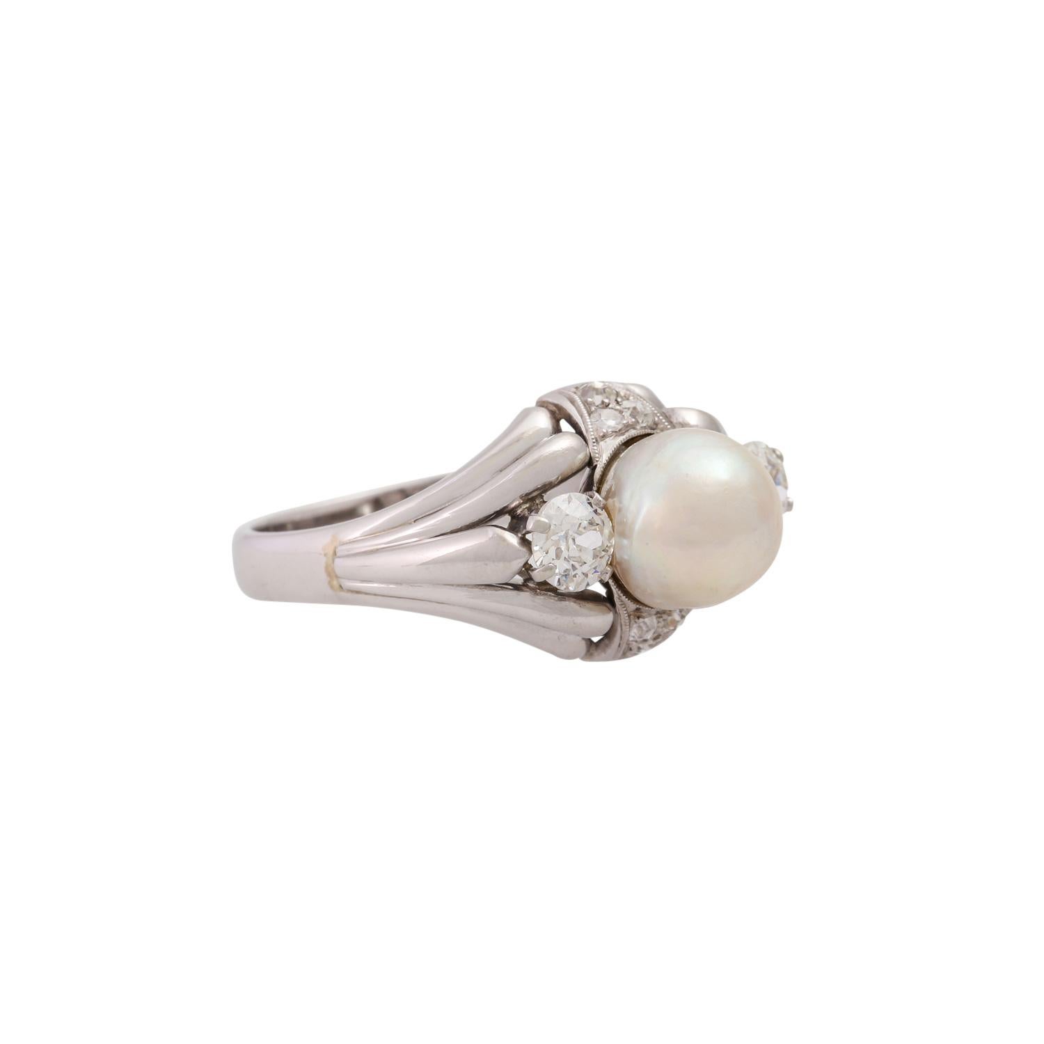 good color and purity, white cultured pearl with signs of growth, D.: approx. 9 mm, WG 14K, 10.5 g, RW: 65, mid 20th century, slight signs of wear.
