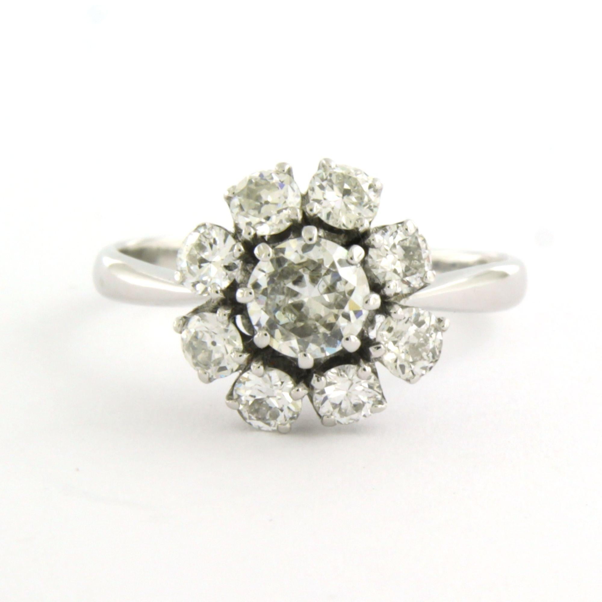 Entourage-Ring aus 14 Karat Weißgold, besetzt mit einem Diamanten im alten europäischen Schliff von 1,50 Karat, G/H-SI, Ringgröße US 7,75 - EU 18 (57)

Ausführliche Beschreibung:

Die Oberseite des Rings ist 1,2 cm breit und 9,0 mm hoch.

Ringgröße