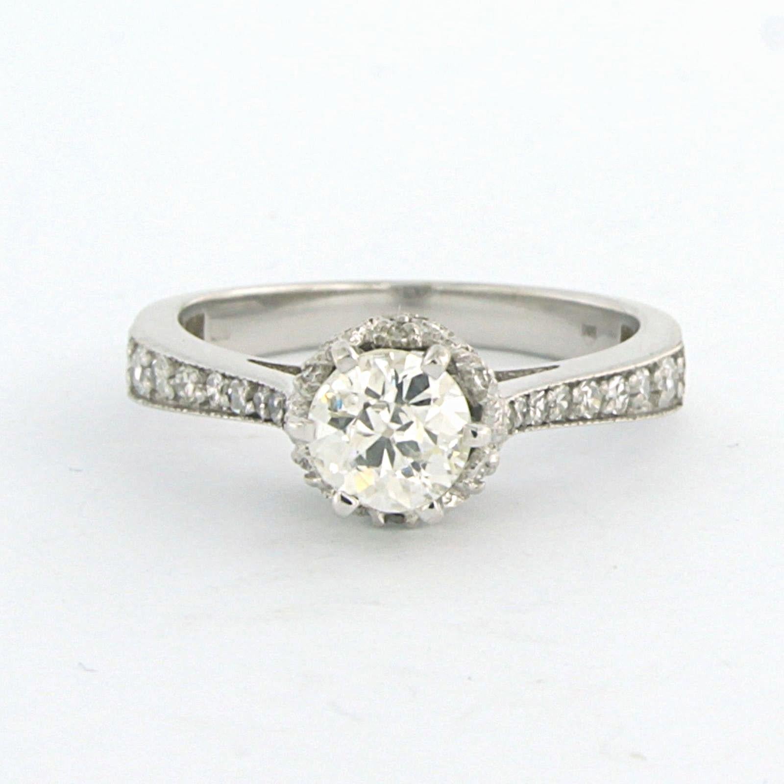 Anello in oro bianco 14k con un diamante centrale taglio vecchia miniera fino a 0,80ct - J/K - SI - e un diamante a taglio singolo fino a 0,20ct - F/G - VS/SI - misura US 7 - EU 17,25 (54)

Descrizione dettagliata

La parte superiore dell'anello è