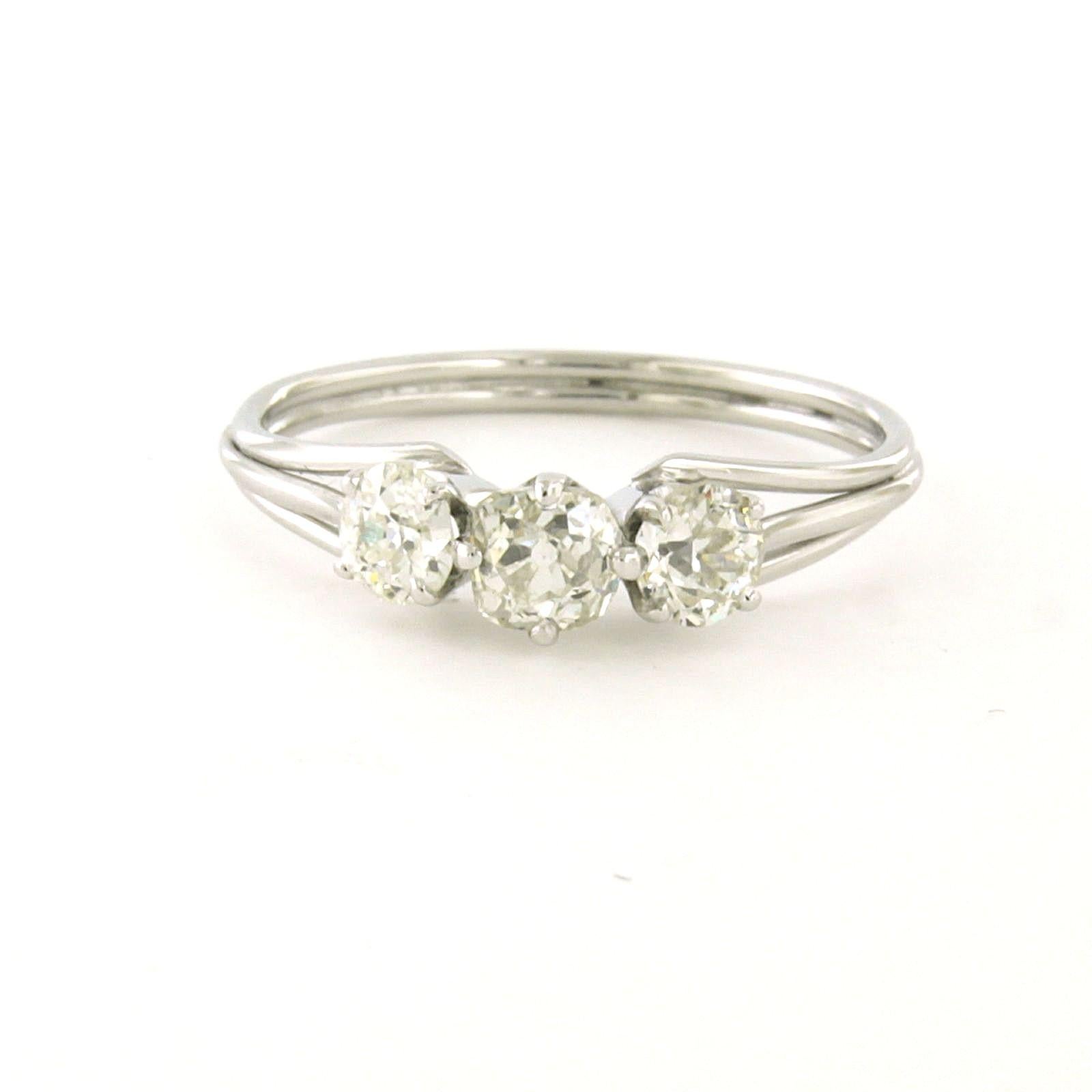Bague en or blanc 14k sertie de diamants taille ancienne, environ 1.00 ct - K/L - Pique - taille de bague US 6.5 - EU 17(53)

Description détaillée

La partie supérieure de l'anneau mesure 5,3 mm de large et 4,7 mm de haut.

Bague de taille US 6.5 -