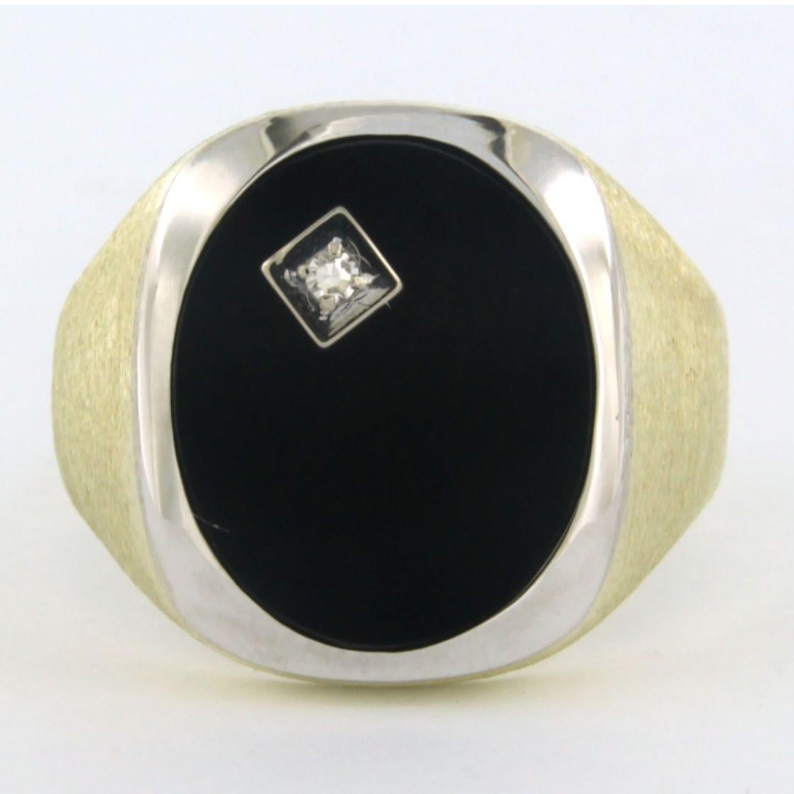 14k bicolour gold ring set with onyx and single cut diamonds. approx. 0.02ct - F/G - VS/SI - ring size U.S.  11- EU. 20.75(65)

detailed description:

the front of the ring is 1.9 cm wide

ring size U.S. 11 - EU. 20.75(65). The ring can be enlarged