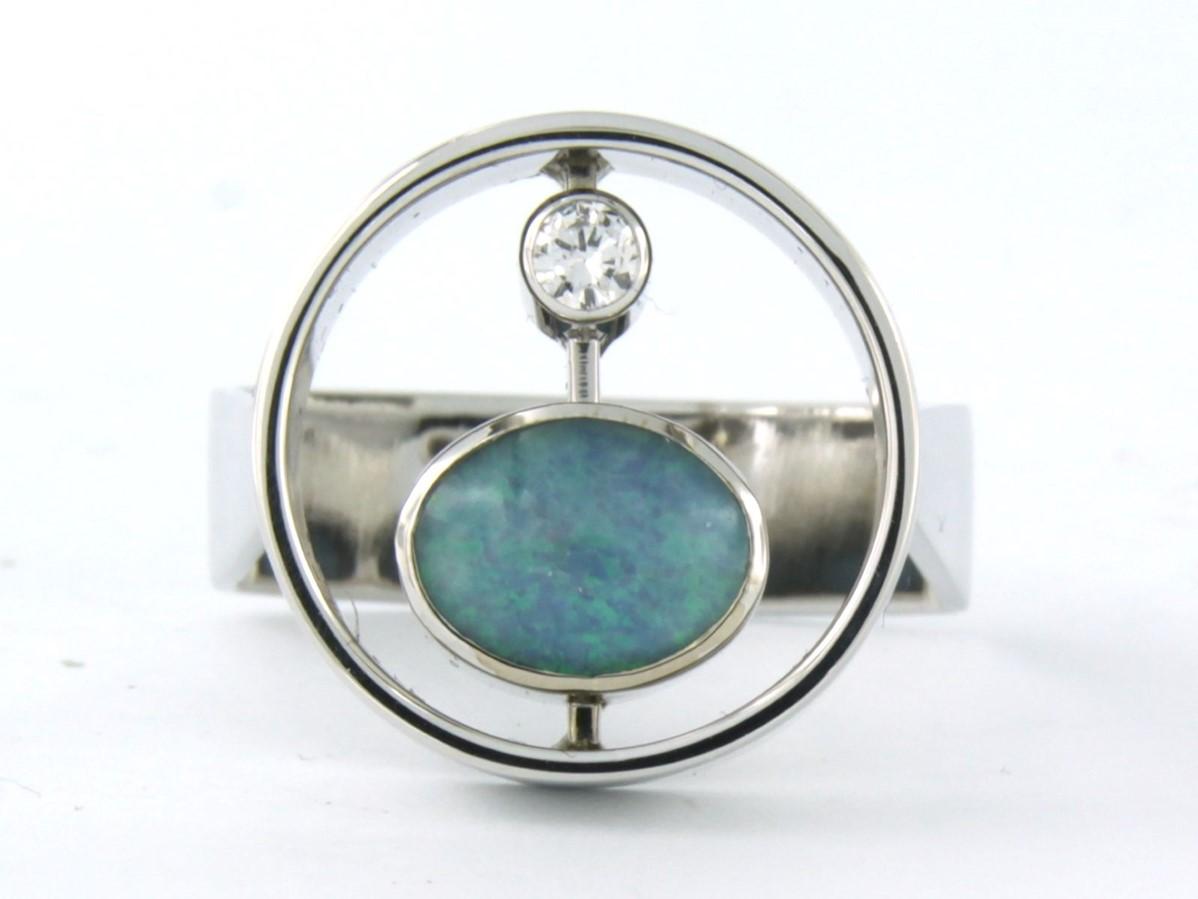 Ring aus 14 Karat Weißgold, besetzt mit Opal und Diamanten im Brillantschliff. 0.08ct - F/G - VS/SI - Ringgröße U.S. 8 - EU. 18.25(57)

detaillierte Beschreibung:

die Oberseite des Rings ist 1,8 cm breit und 7,7 mm hoch

Ringgröße US 8 - EU.