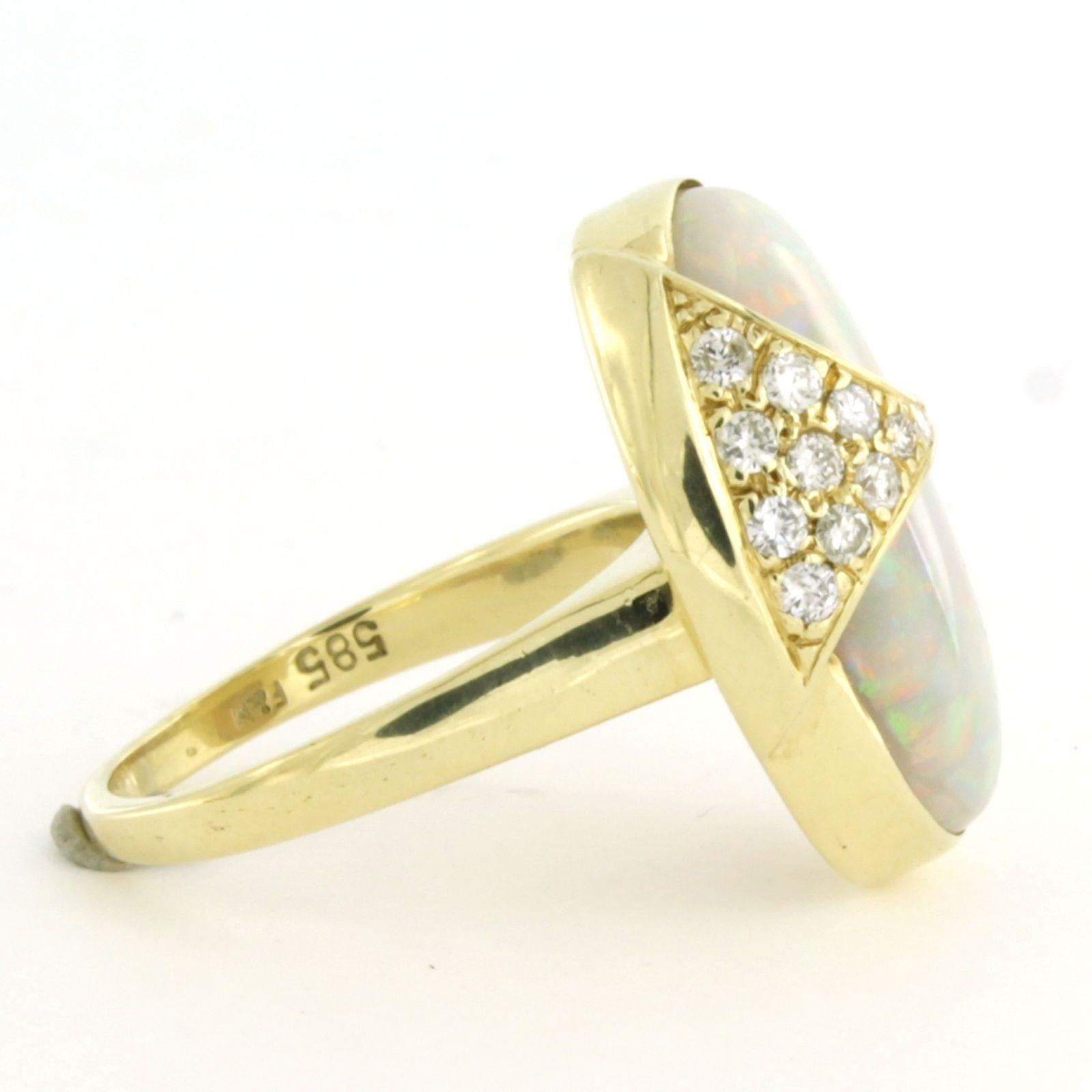 Moderne Bague avec opale et diamants taille brillant jusqu'à 0,30 ct Or jaune 14k en vente