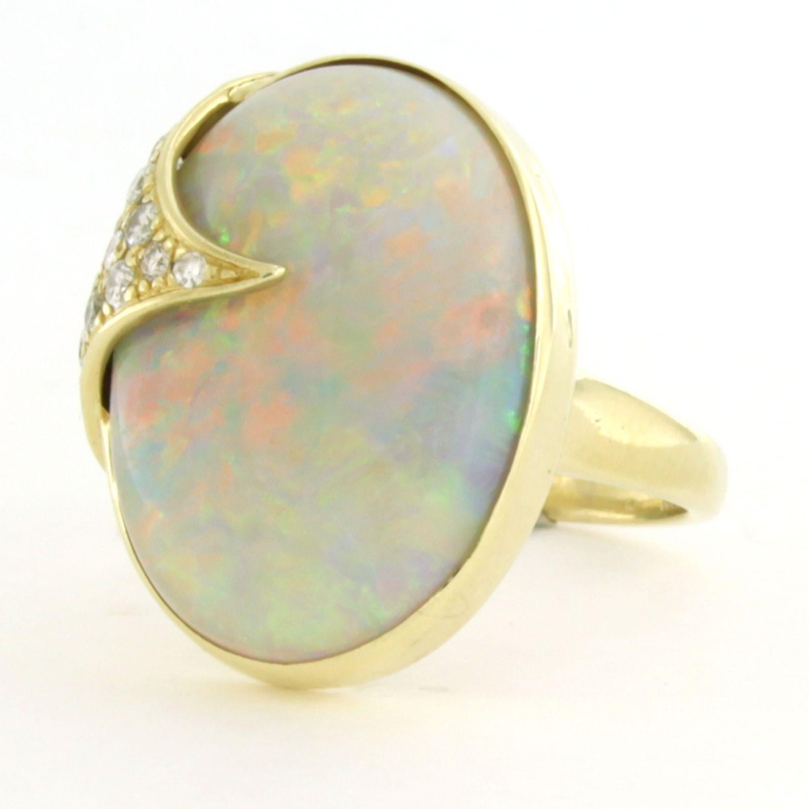 Bague avec opale et diamants taille brillant jusqu'à 0,30 ct Or jaune 14k Excellent état - En vente à The Hague, ZH