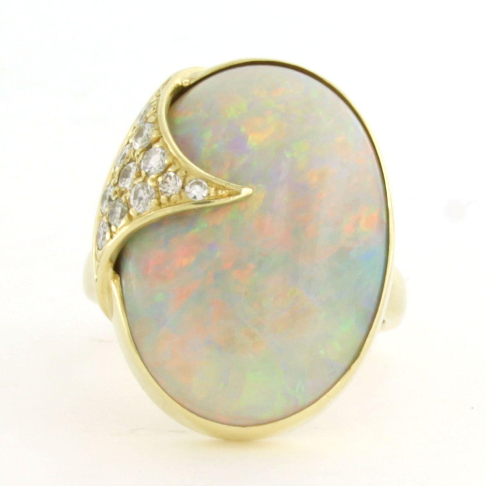 Bague avec opale et diamants taille brillant jusqu'à 0,30 ct Or jaune 14k en vente 1