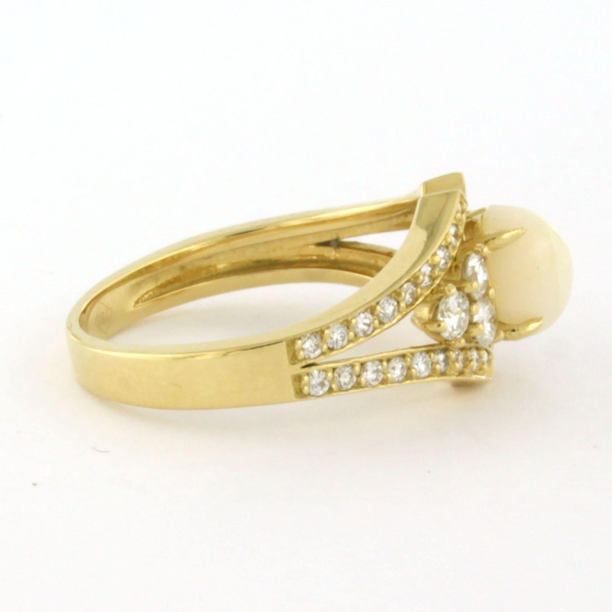 Anillo de oro amarillo de 18 quilates engastado con un ópalo central rodeado de diamantes talla brillante de hasta 0,64 quilates - F/G - VS/SI - talla US 7,25 - EU 17,5(55)

Descripción detallada:

La parte superior del anillo es ovalada, de 1,0 cm