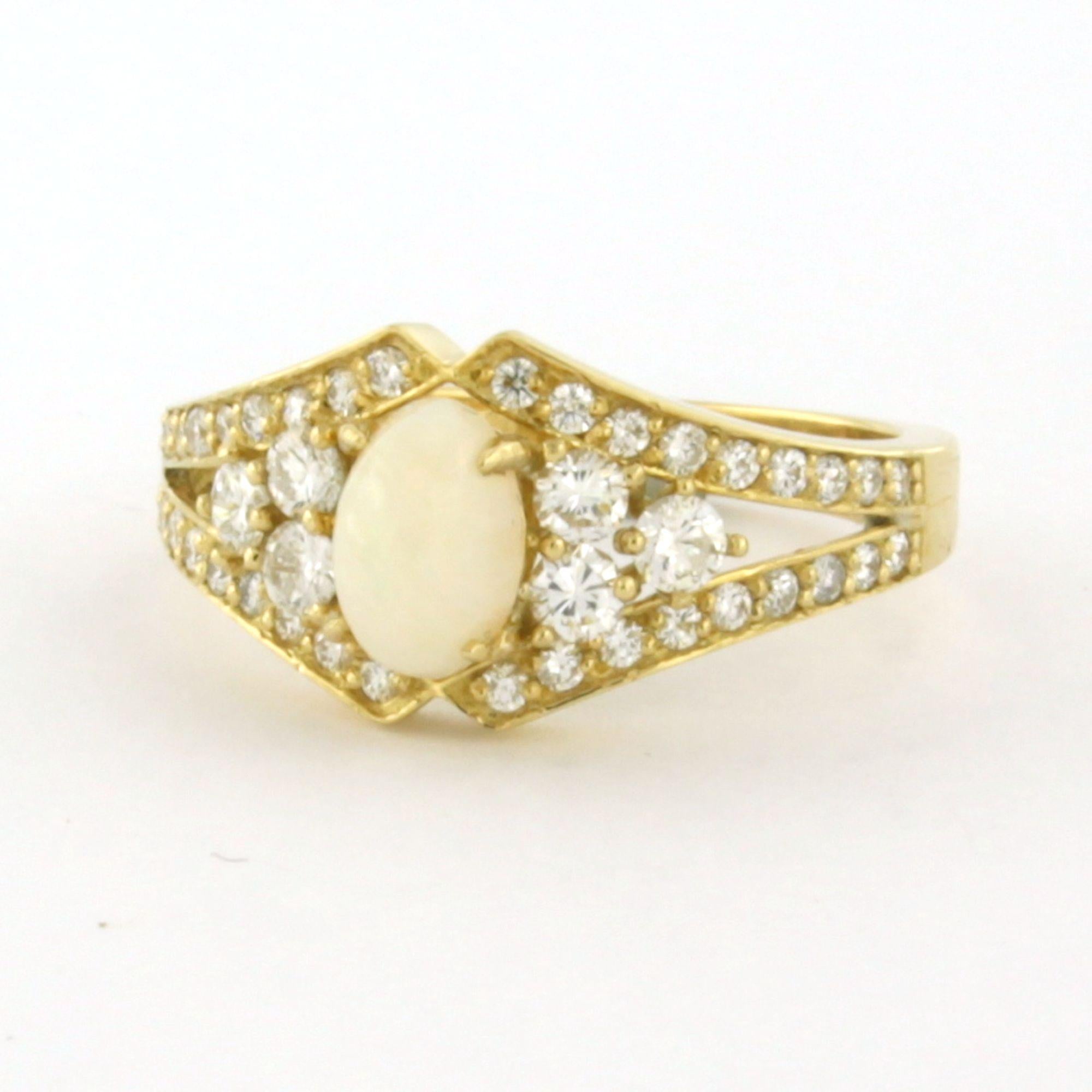Anillo con ópalo y diamantes talla brillante de hasta 0,64 ct 4,5 gramos Oro de 18k en Nuevo estado para la venta en The Hague, ZH