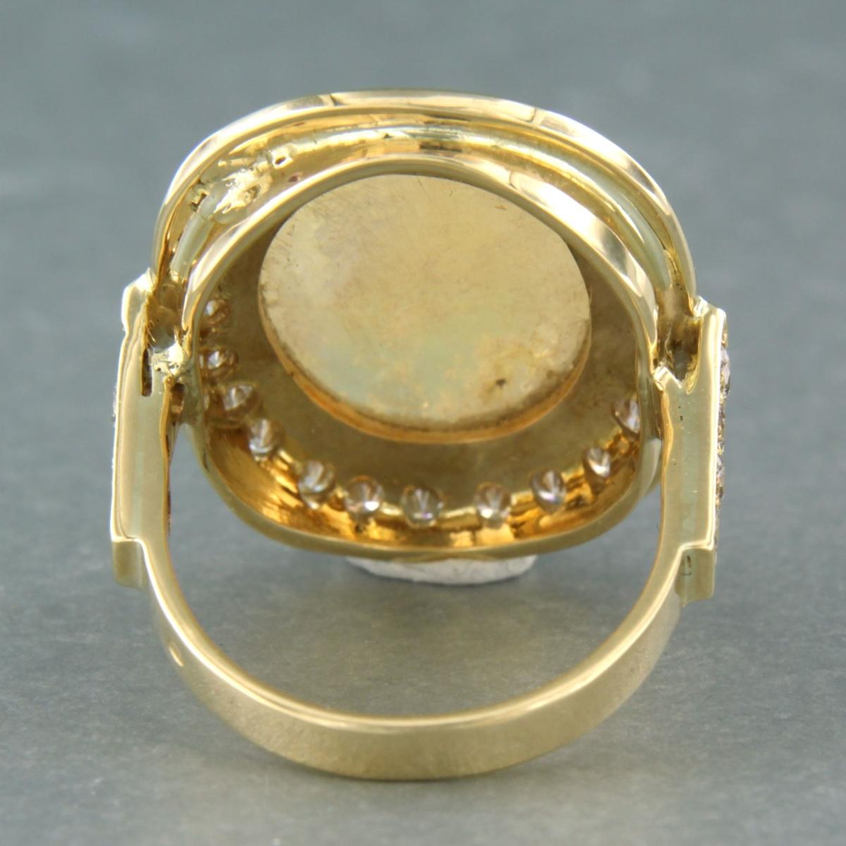 Ring aus 14k Gelbgold, besetzt mit einem zentralen Opal im Ovalschliff und einem Gefolge von Diamanten im Brillantschliff von bis zu 1,50 ct - G/H - VS/SI - Ringgröße US 8 - EU 18.25 (57)

Ausführliche Beschreibung:

Die Spitze des Rings ist oval,