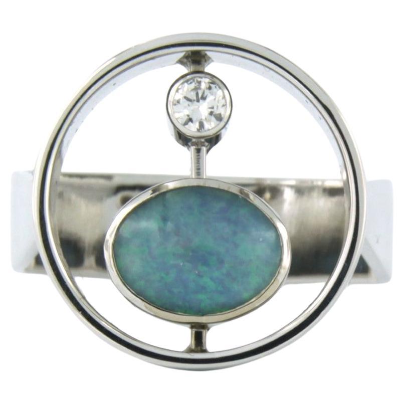 Ring aus 14 Karat Weißgold mit Opal und Diamant