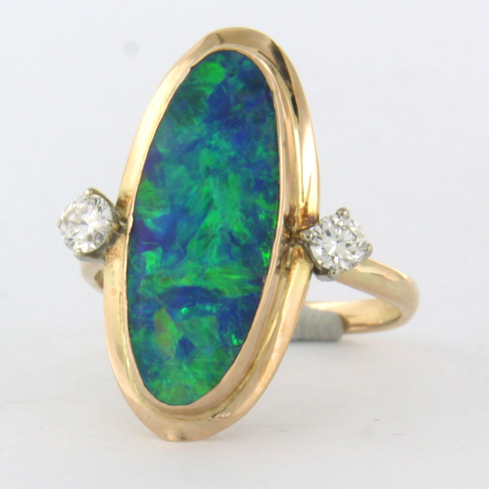 14 kt yellow gold ring set with opal and brilliant cut diamonds. 0.20 ct - F/G - VS/SI - ring size 5.25 (16/50)

Detailed description

the top of the ring is 2.2 cm wide

Ring size 5.25 (16/50), ring can be enlarged or reduced by a few sizes at cost