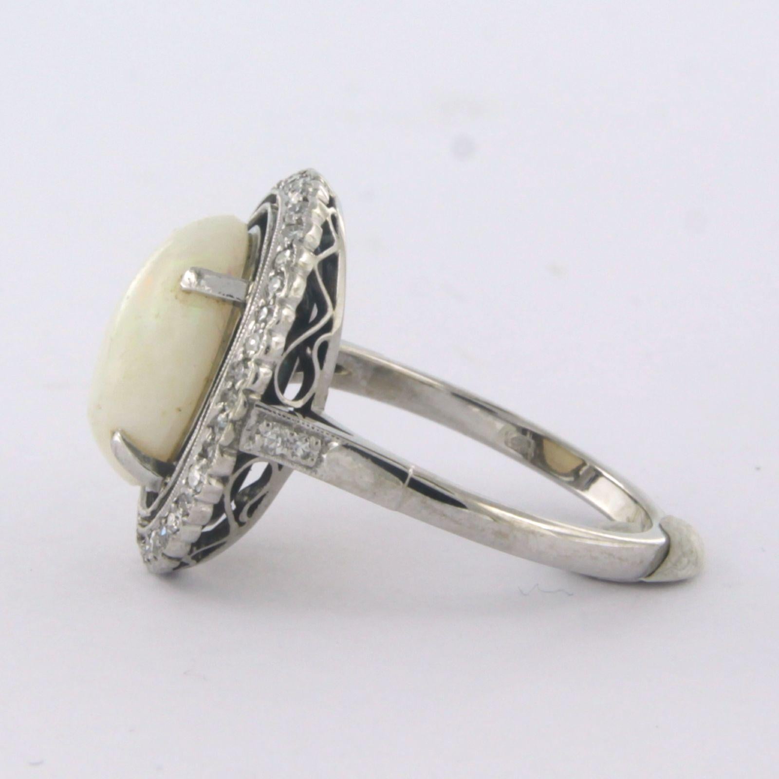 Ring with opal and diamonds 14k white gold In Good Condition For Sale In The Hague, ZH