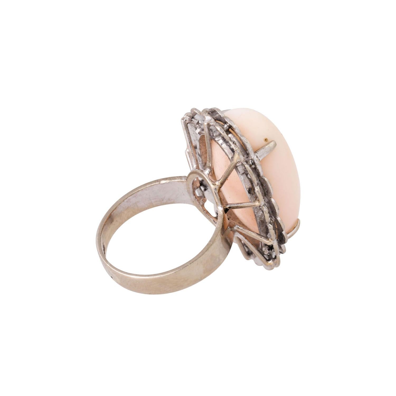 Ring mit ovaler Koralle aus Engelshaut (Cabochon) im Angebot