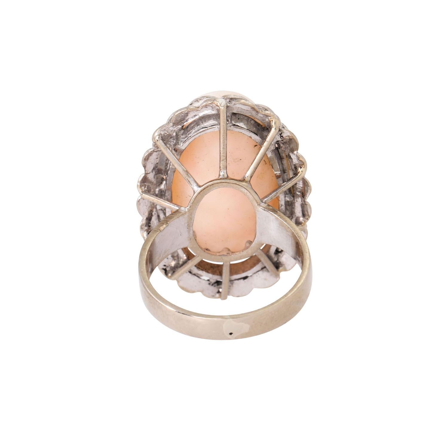 Ring mit ovaler Koralle aus Engelshaut im Zustand „Relativ gut“ im Angebot in Stuttgart, BW
