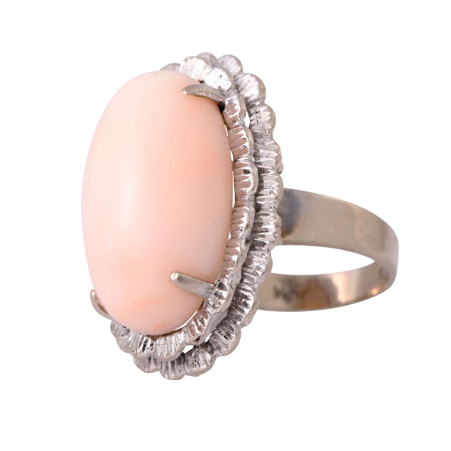 Ring mit ovaler Koralle aus Engelshaut Damen im Angebot