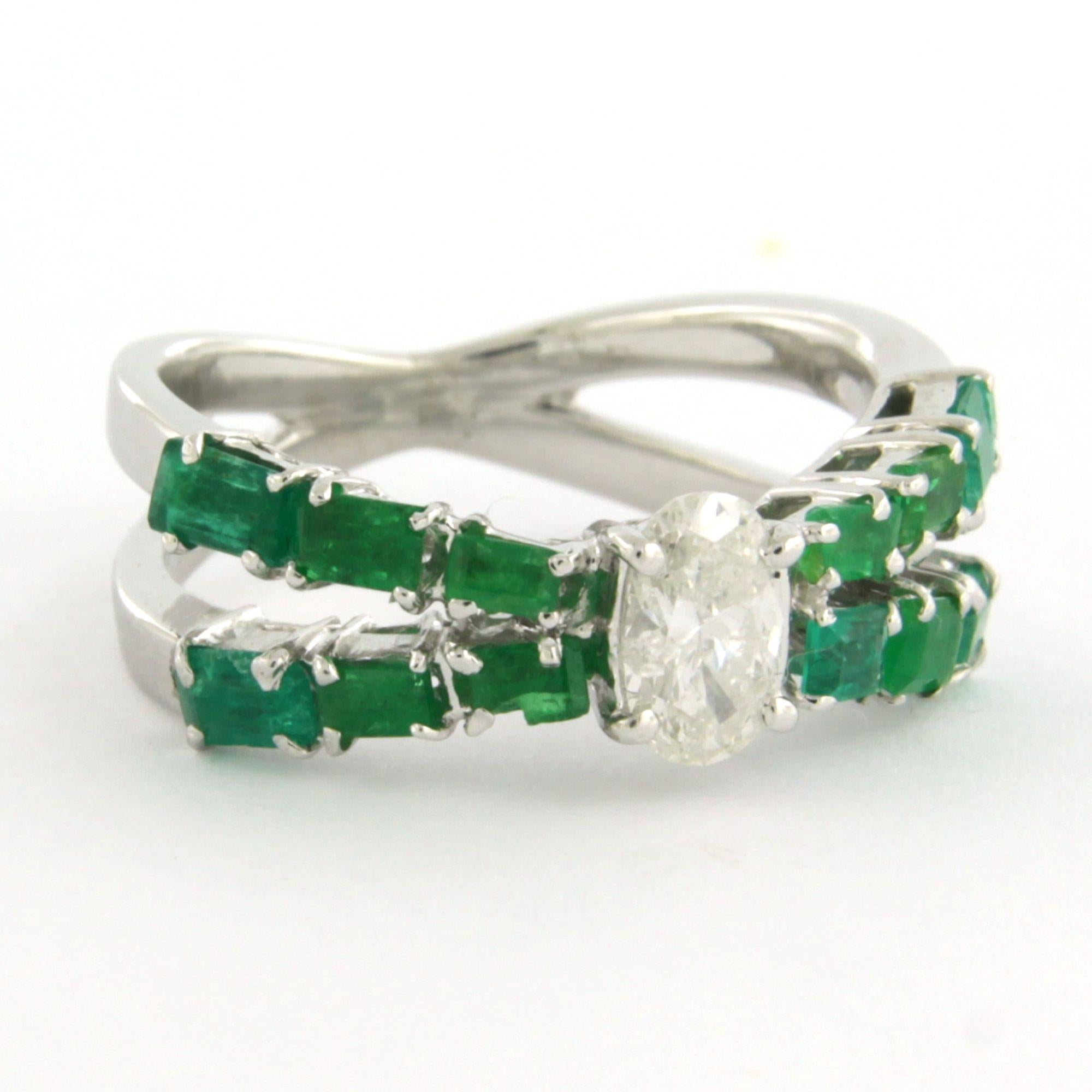Femenino o masculino RIng con diamante talla oval hasta 0,50ct y esmeralda Oro de 18k 5,5 gramos en venta