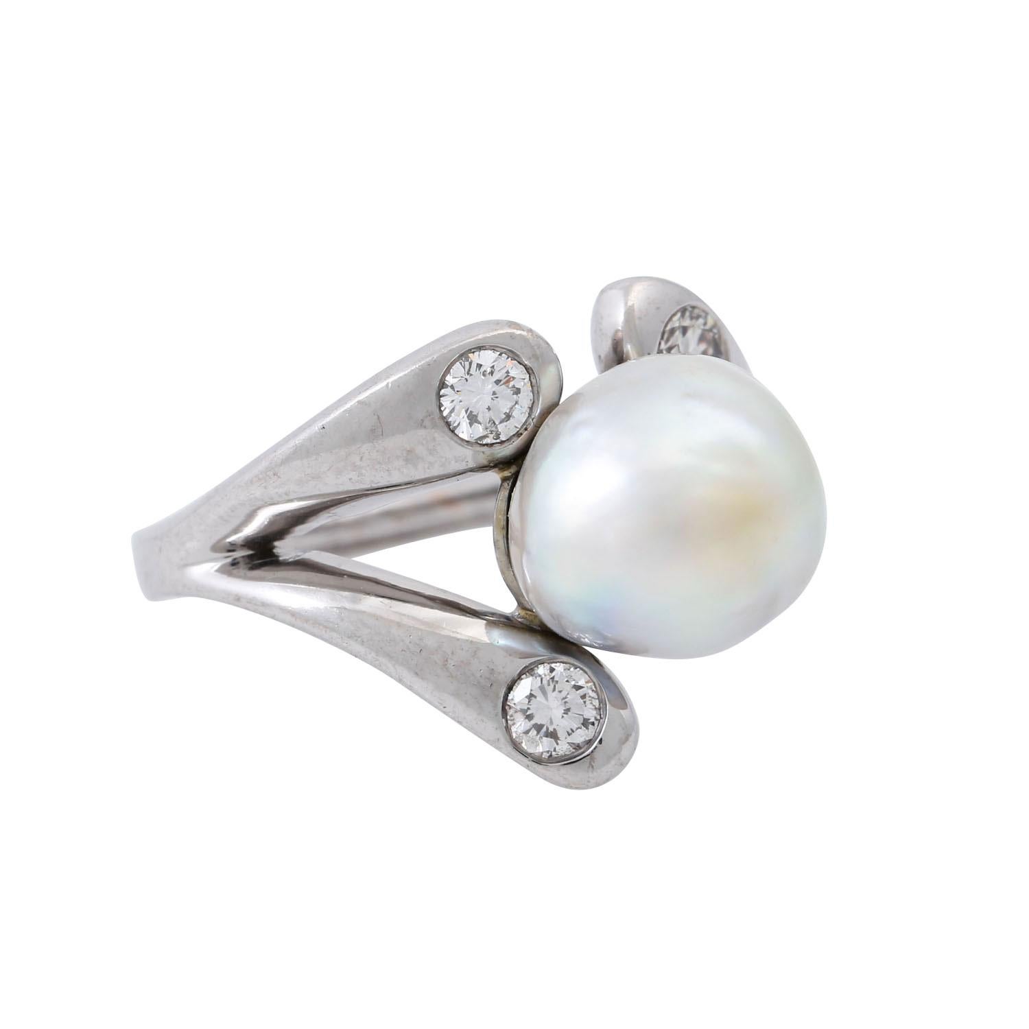 0.5 ct in total, approx. GW (K-L)/P1, silver-grey baroque cultured pearl approx. 10 mm, WG 18K, 9.8 g, RW: 51, 20th/21 Century, slight signs of wear.

 Ring with silver gray cultured pearl approx. 10 mm and 3 brilliant-cut diamonds totaling approx.