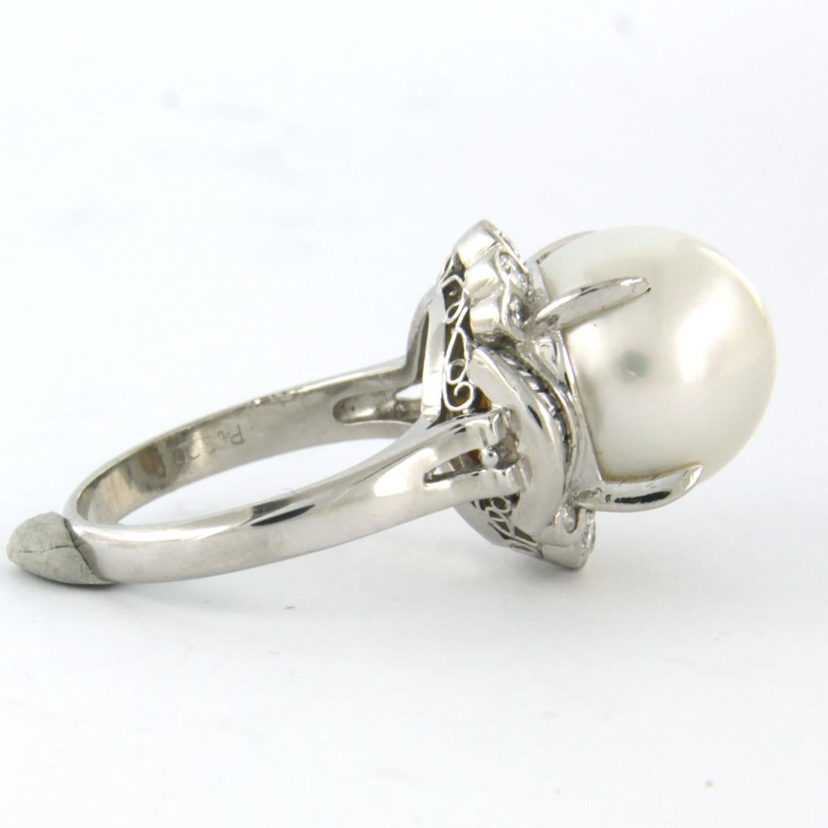 Platinum ring set with pearl and tape and brilliant cut diamond up to 0.51ct - F - VS/SI - ring size US 5.75 - EU 16.25 (51)

detailed description

top of the ring is 1.6 cm wide by 1.4 cm high

weight 8.8 grams

Ring size US 5.75 - EU 16.25 (51),