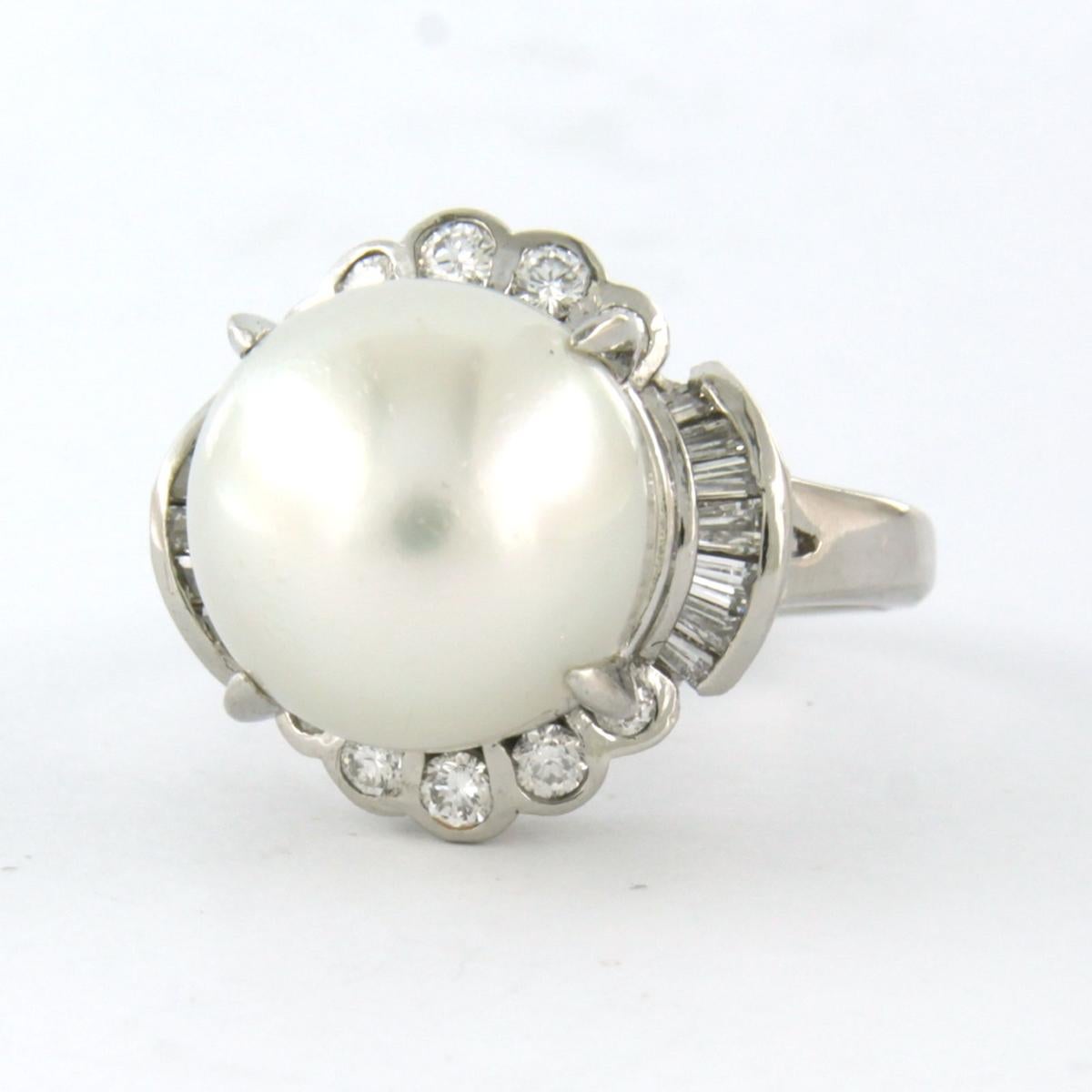 Ring with pearl and brilliant and taper cut diamonds up to 0.51ct platinum In Excellent Condition For Sale In The Hague, ZH