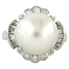 Anello con perla e diamanti taglio brillante e conico fino a 0,51ct in platino