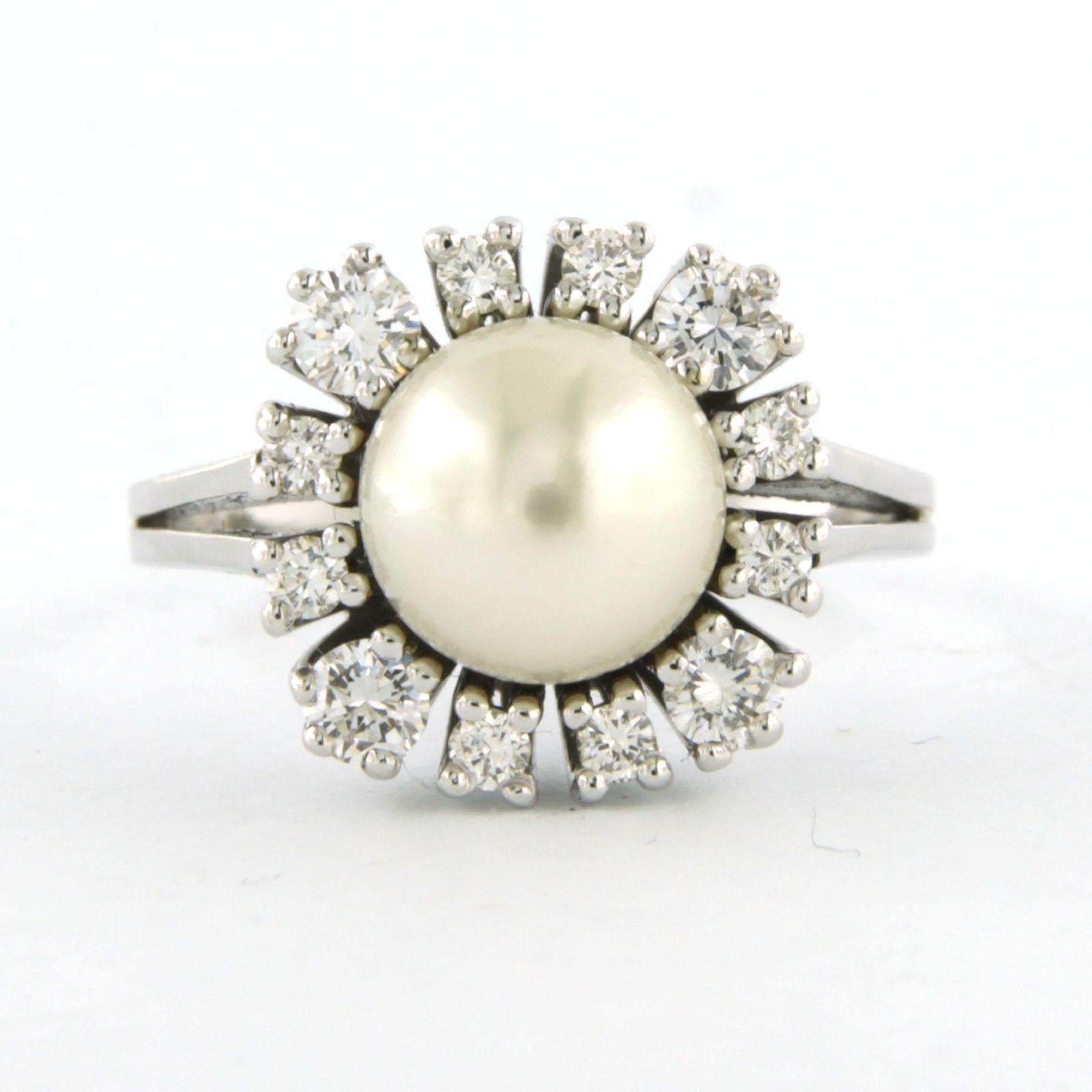 Ring aus 14k Weißgold mit einer zentralen Perle, umgeben von Diamanten im Brillantschliff von bis zu 0,52 ct - F/G - VS/SI - Ringgröße US 7.25 - EU 17.5 (55)

Ausführliche Beschreibung:

Die Oberseite des Rings ist 1,3 cm breit und 1,1 cm