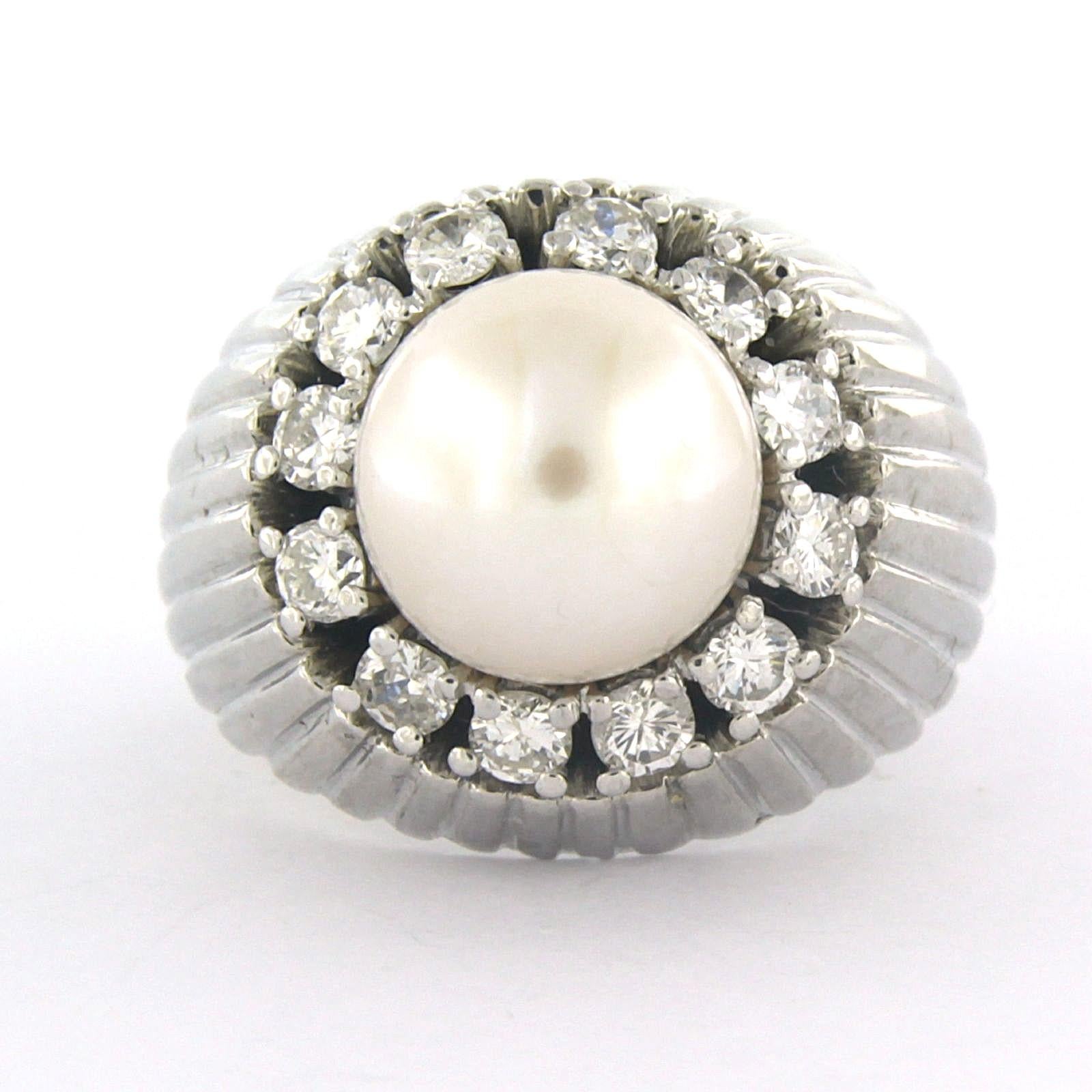 Anello in oro bianco 18 ct con perla centrale circondata da diamanti taglio brillante fino a 0,80 ct - F/G - VS/SI - misura US 6,5 - EU 17,25 (54)

Descrizione dettagliata:

La parte superiore dell'anello è ovale, larga 1,1 cm per 1,0 cm e alta 6,9