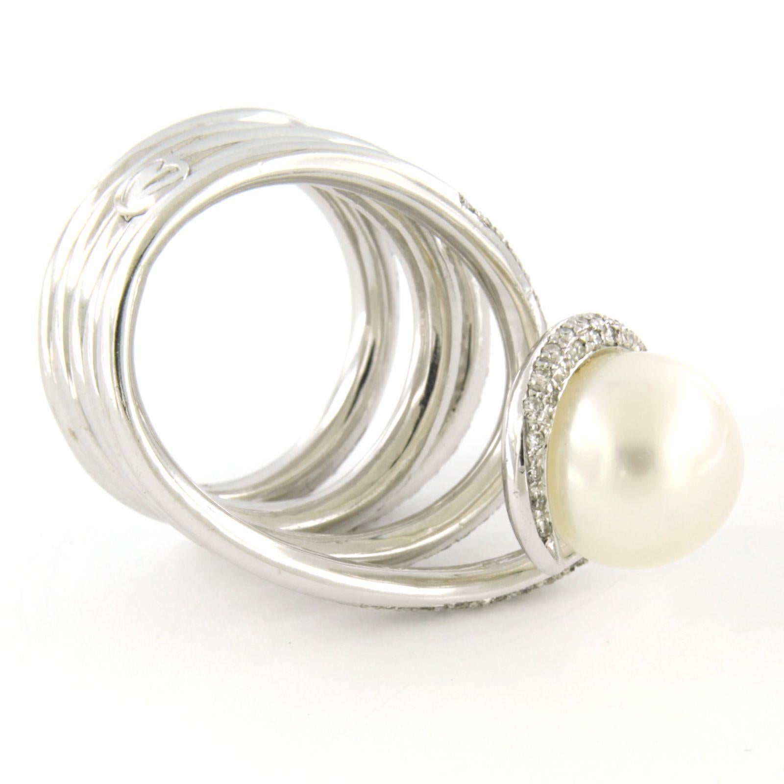 18k white gold ring set with a pearl and brilliant cut diamond. 1.00ct - F/G - VS/SI - ring size U.S. 6.5 – EU. 17(53)

detailed description:

The top of the ring is in an oval shape of 1.1 cm by 1.0 cm wide and 6.9 mm high

Ring size US 6.5 – EU.