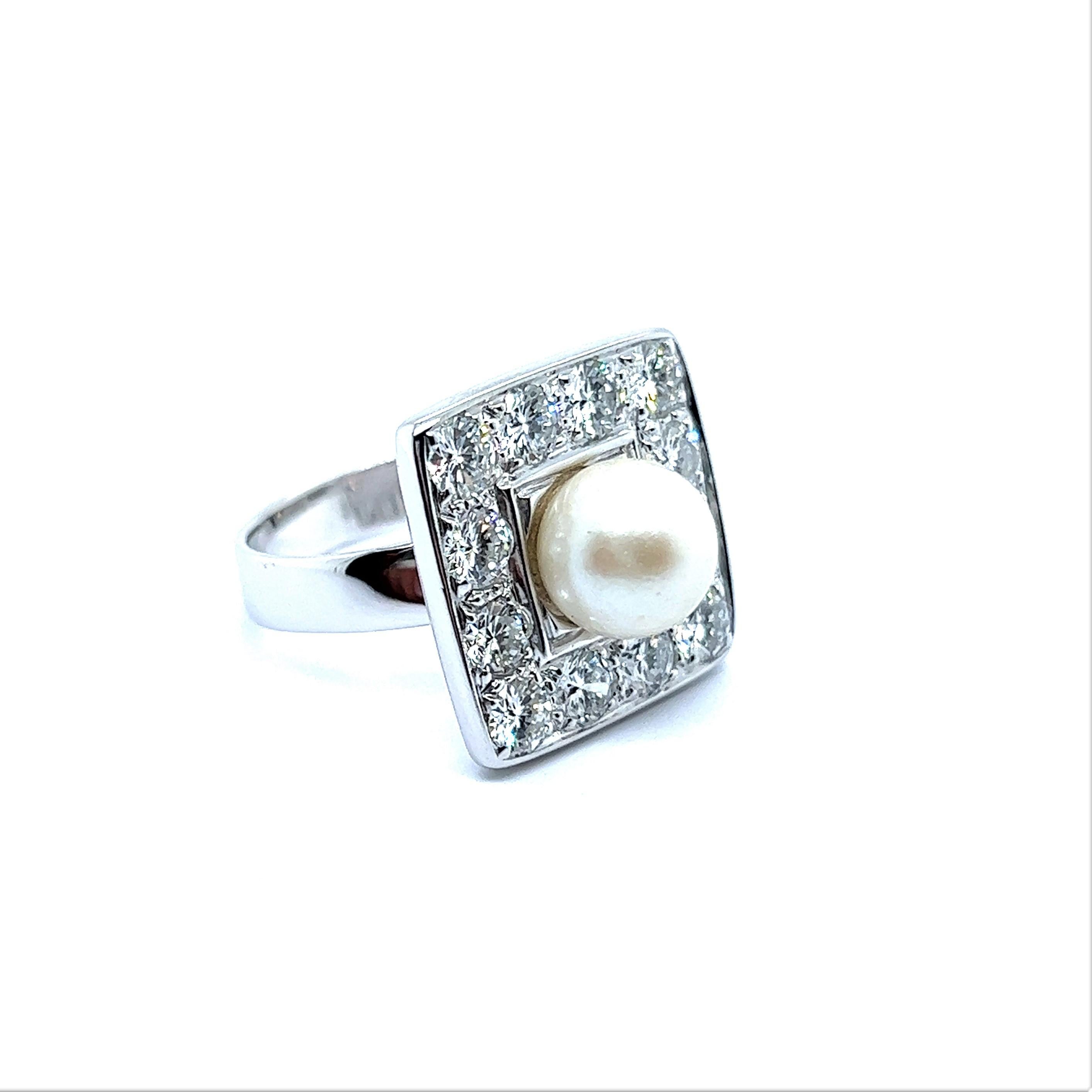 Ring with Diamonds and Pearl in 18 Karat White Gold For Sale 4