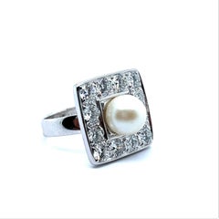 Ring with Diamonds and Pearl in 18 Karat White Gold