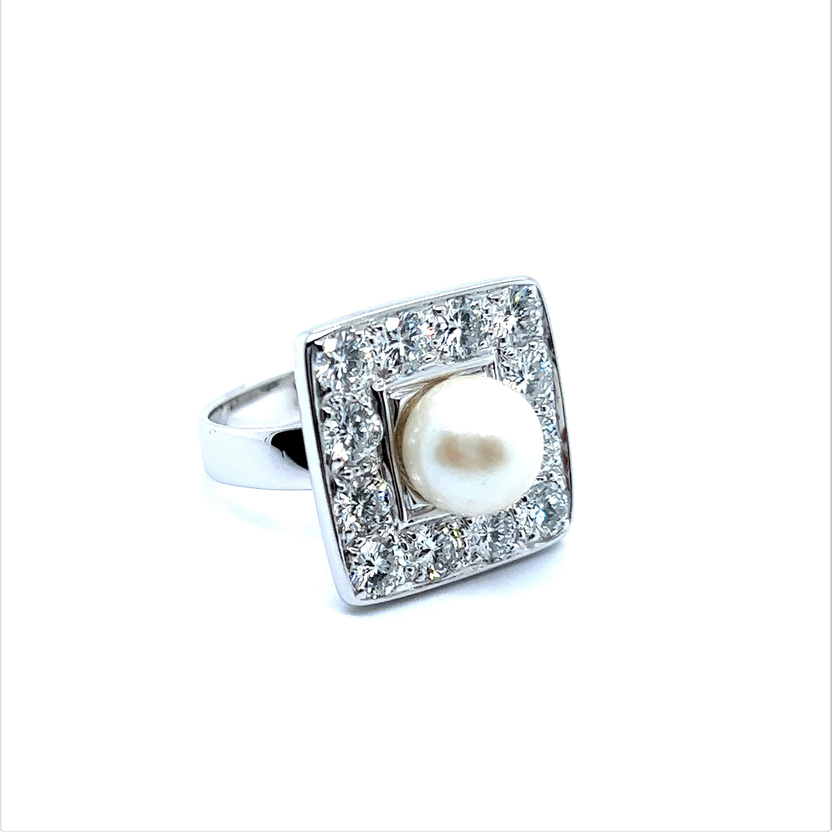 Brilliant Cut Ring with Diamonds and Pearl in 18 Karat White Gold For Sale