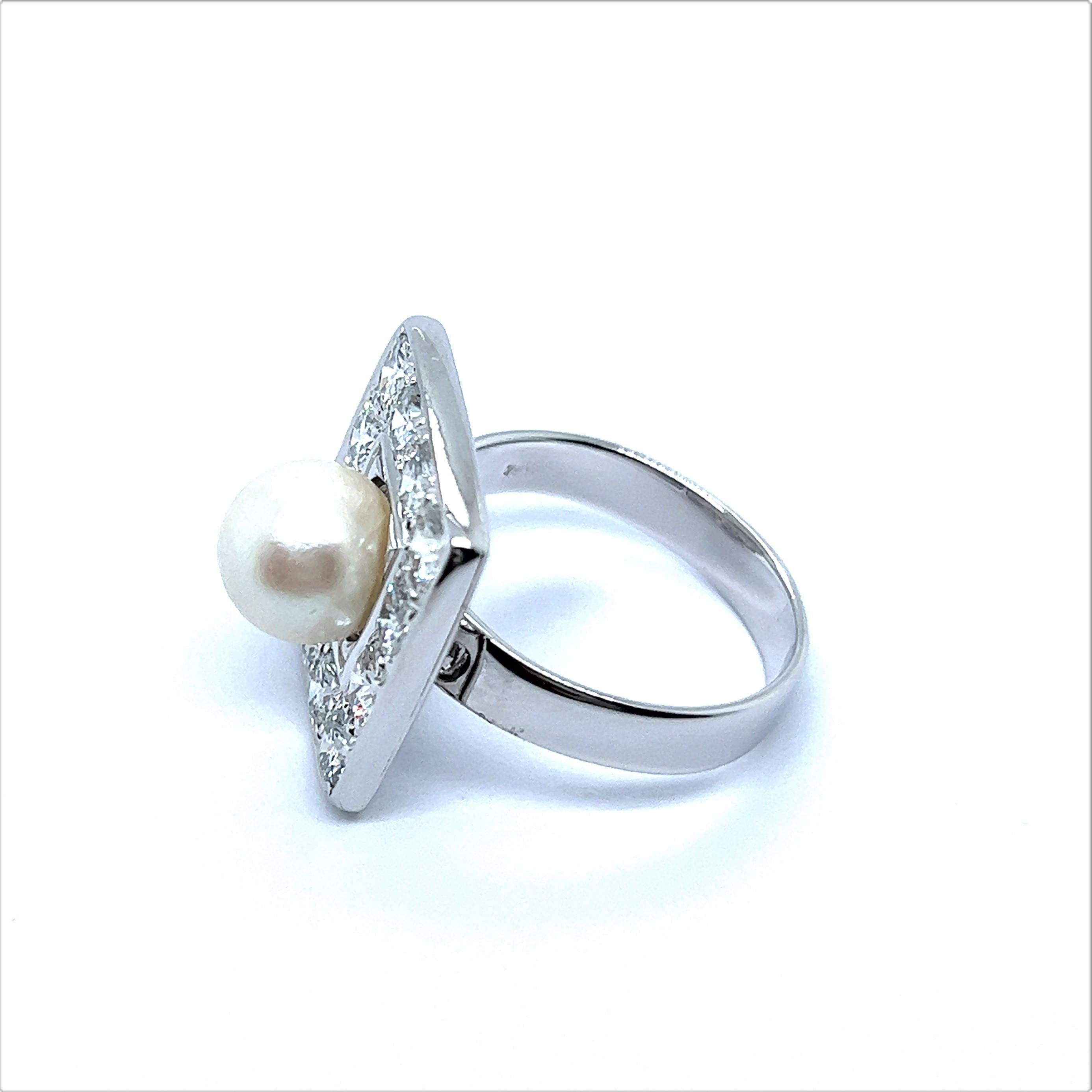 Ring with Diamonds and Pearl in 18 Karat White Gold In Excellent Condition For Sale In Lucerne, CH