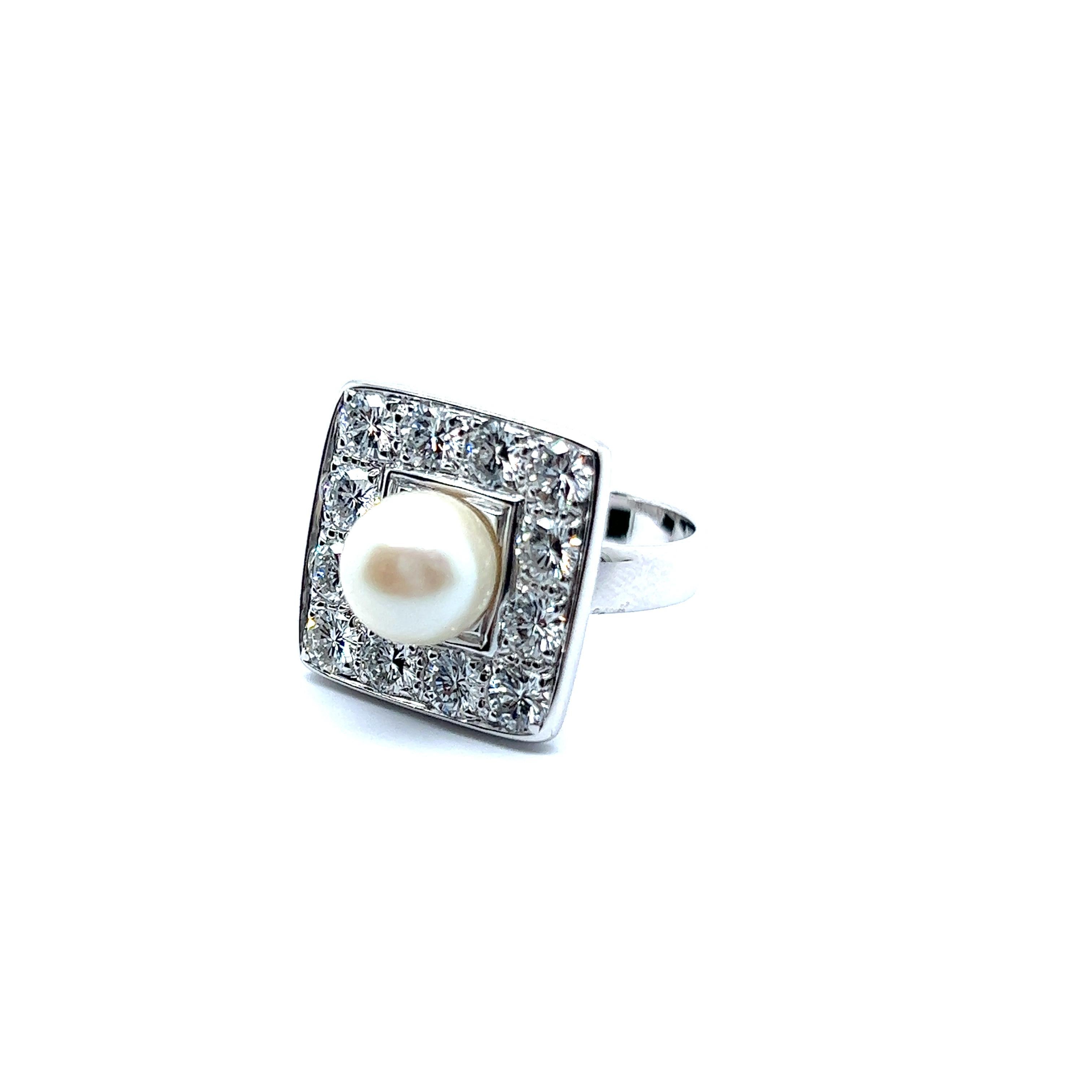 Ring with Diamonds and Pearl in 18 Karat White Gold For Sale 1