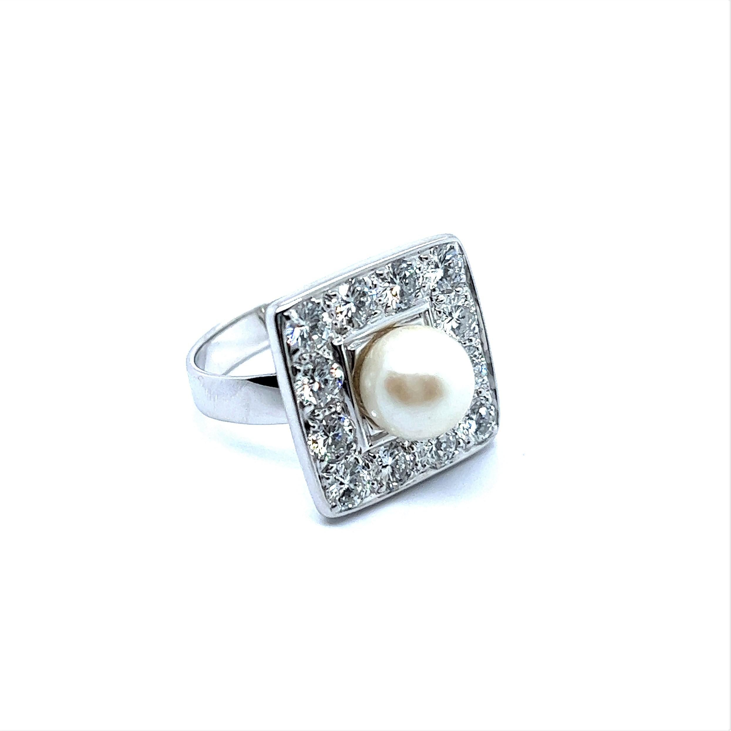 Ring with Diamonds and Pearl in 18 Karat White Gold For Sale 2