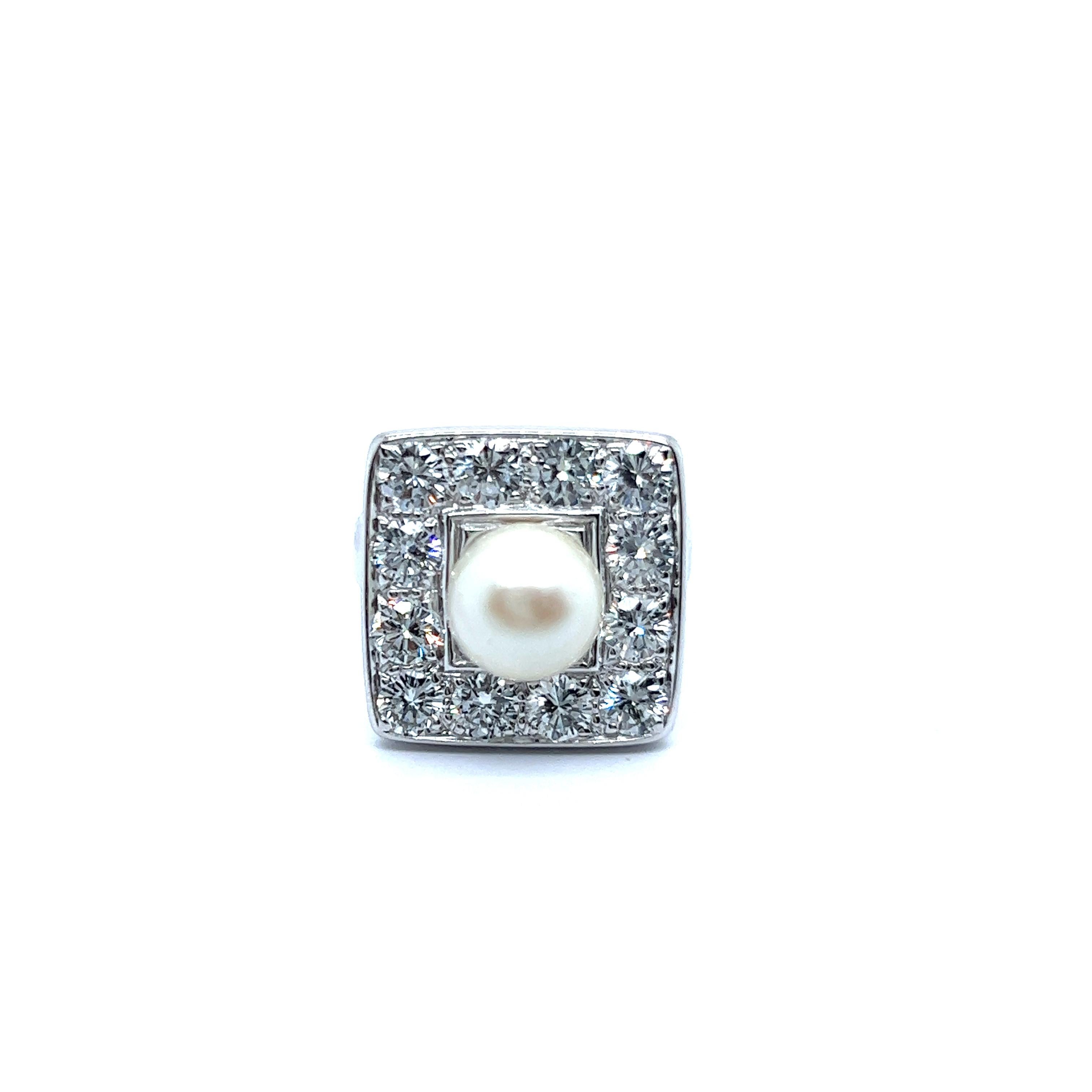 Ring with Diamonds and Pearl in 18 Karat White Gold For Sale 3